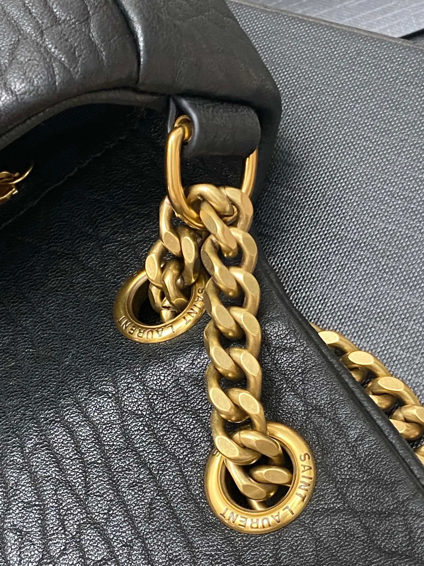 💰1560 🌈Black elephant pattern sheepskin/gold CALYPSO_elephant pattern sheepskin chain bag! Made of imported Italian sheepskin, it feels soft and delicate. The classic Y family logo, chain and buttonhole hardware are all made of Barkin matte hardware. The opening of the bag is folded and sealed with a magnetic four-button buckle, which provides first-class sealing and safety. There is an inner zipper pocket for placing mobile phones and valuables. In addition, there are no extra inner pockets, so you can use it as you like! 20240790 Model: 734153 [original leather] Size: 26×14×7cm