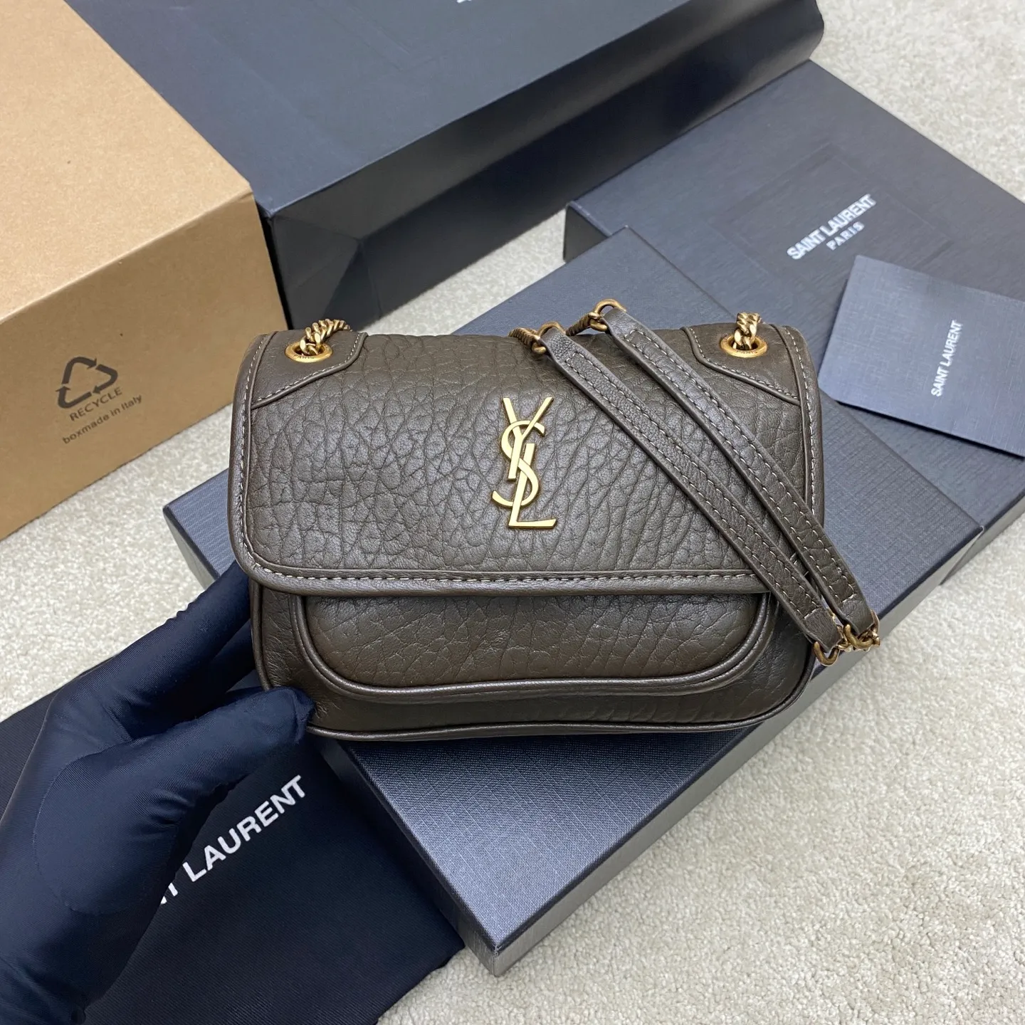 💰1560 elephant green/gold (mini size) 🌈The new member of Niki family, mini is simply not too cool😎The bag shape is good-looking and has no shortcomings. The soft sheepskin creates a retro style. It can be worn cross-body or under the arm. It is full of aura and can be worn by both men and women. It has both fashion and functionality. The upper body is comfortable and fashionable. The capacity is well arranged for daily travel👍20250780 Model: 828736 [original leather] Size: 18×12.5×5cm