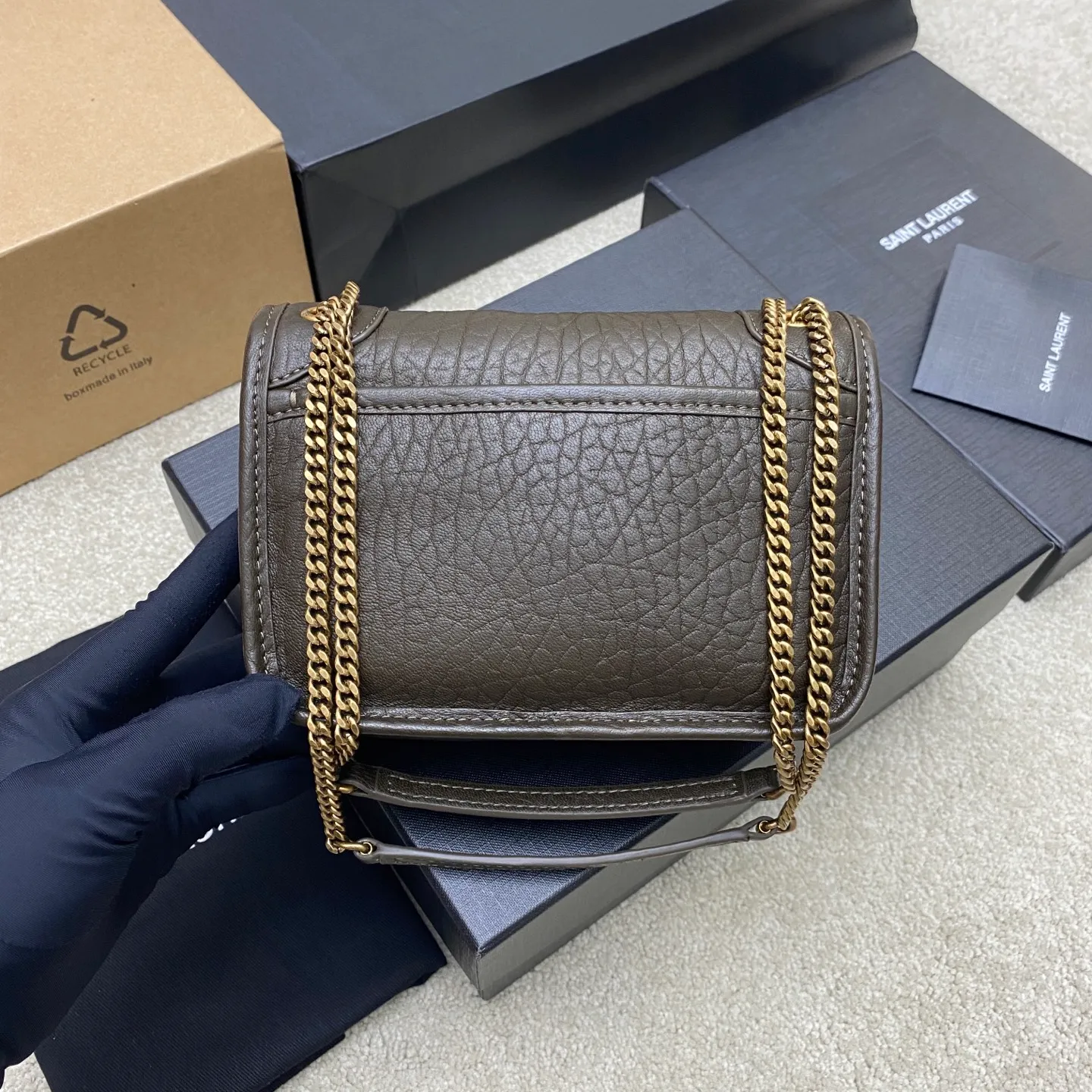 💰1560 elephant green/gold (mini size) 🌈The new member of Niki family, mini is simply not too cool😎The bag shape is good-looking and has no shortcomings. The soft sheepskin creates a retro style. It can be worn cross-body or under the arm. It is full of aura and can be worn by both men and women. It has both fashion and functionality. The upper body is comfortable and fashionable. The capacity is well arranged for daily travel👍20250780 Model: 828736 [original leather] Size: 18×12.5×5cm