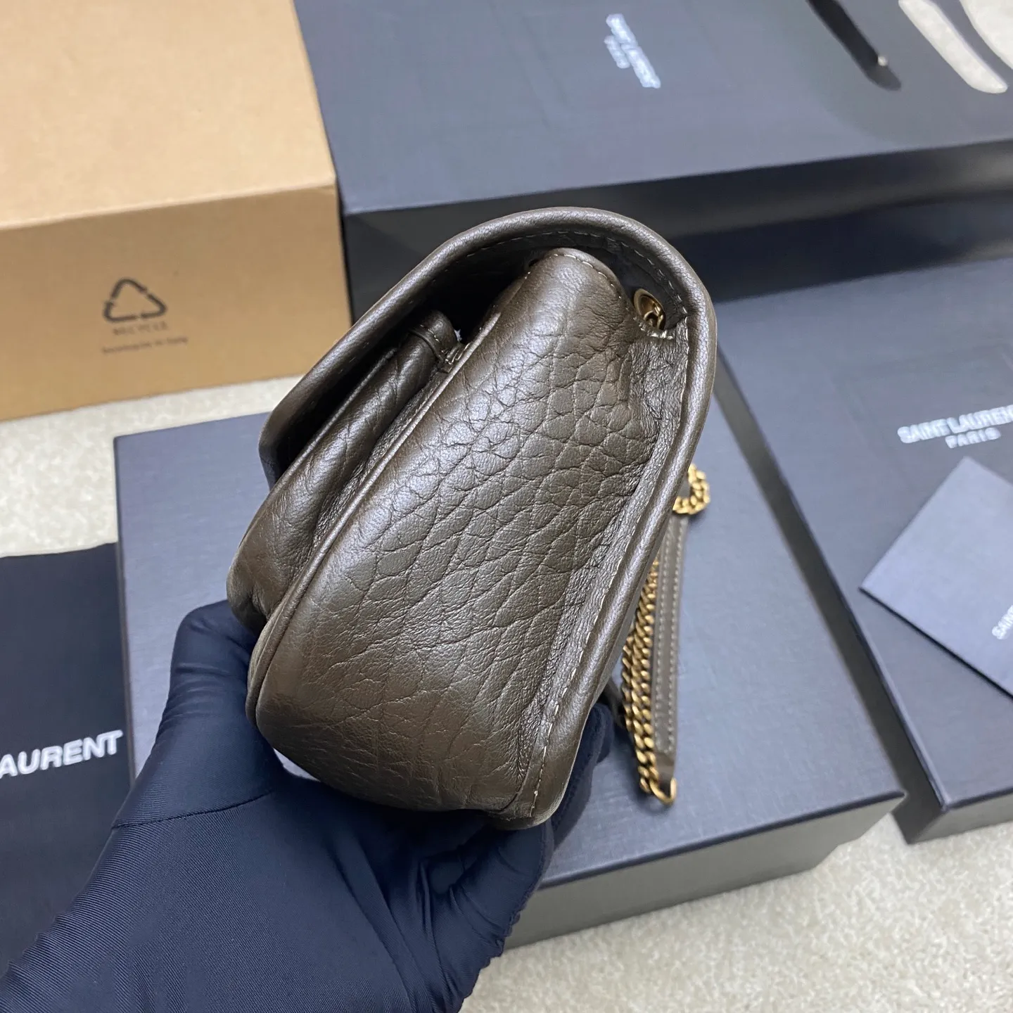 💰1560 elephant green/gold (mini size) 🌈The new member of Niki family, mini is simply not too cool😎The bag shape is good-looking and has no shortcomings. The soft sheepskin creates a retro style. It can be worn cross-body or under the arm. It is full of aura and can be worn by both men and women. It has both fashion and functionality. The upper body is comfortable and fashionable. The capacity is well arranged for daily travel👍20250780 Model: 828736 [original leather] Size: 18×12.5×5cm