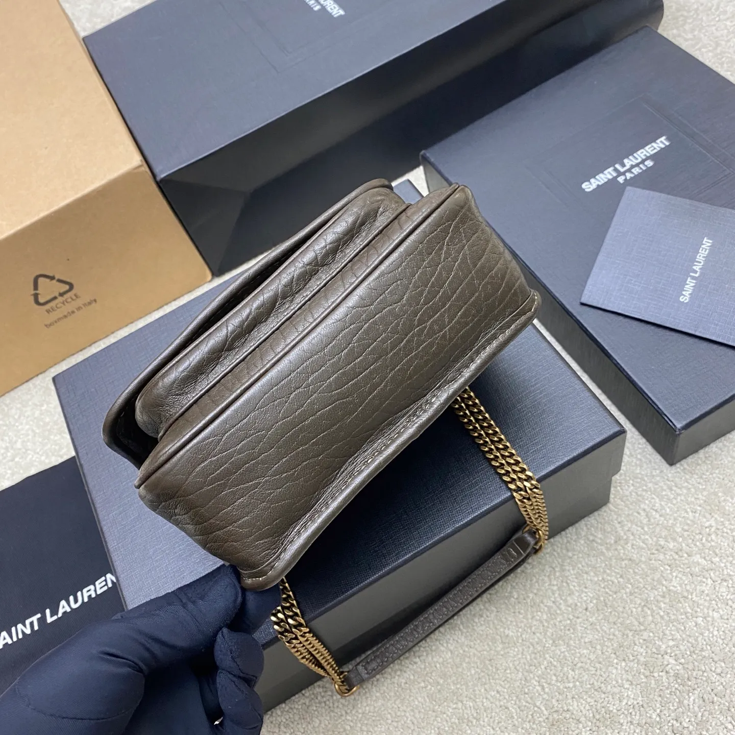 💰1560 elephant green/gold (mini size) 🌈The new member of Niki family, mini is simply not too cool😎The bag shape is good-looking and has no shortcomings. The soft sheepskin creates a retro style. It can be worn cross-body or under the arm. It is full of aura and can be worn by both men and women. It has both fashion and functionality. The upper body is comfortable and fashionable. The capacity is well arranged for daily travel👍20250780 Model: 828736 [original leather] Size: 18×12.5×5cm