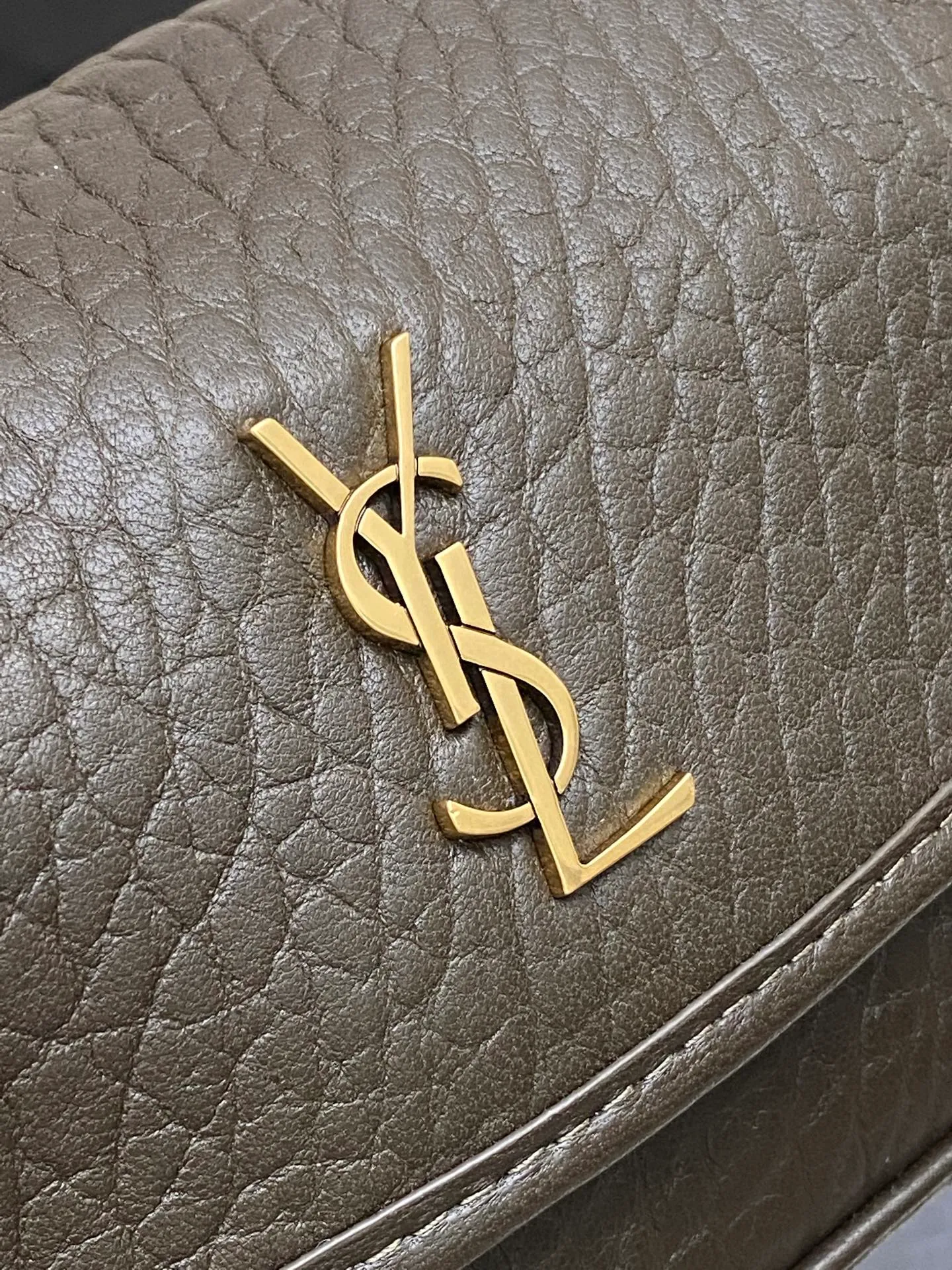 💰1560 elephant green/gold (mini size) 🌈The new member of Niki family, mini is simply not too cool😎The bag shape is good-looking and has no shortcomings. The soft sheepskin creates a retro style. It can be worn cross-body or under the arm. It is full of aura and can be worn by both men and women. It has both fashion and functionality. The upper body is comfortable and fashionable. The capacity is well arranged for daily travel👍20250780 Model: 828736 [original leather] Size: 18×12.5×5cm
