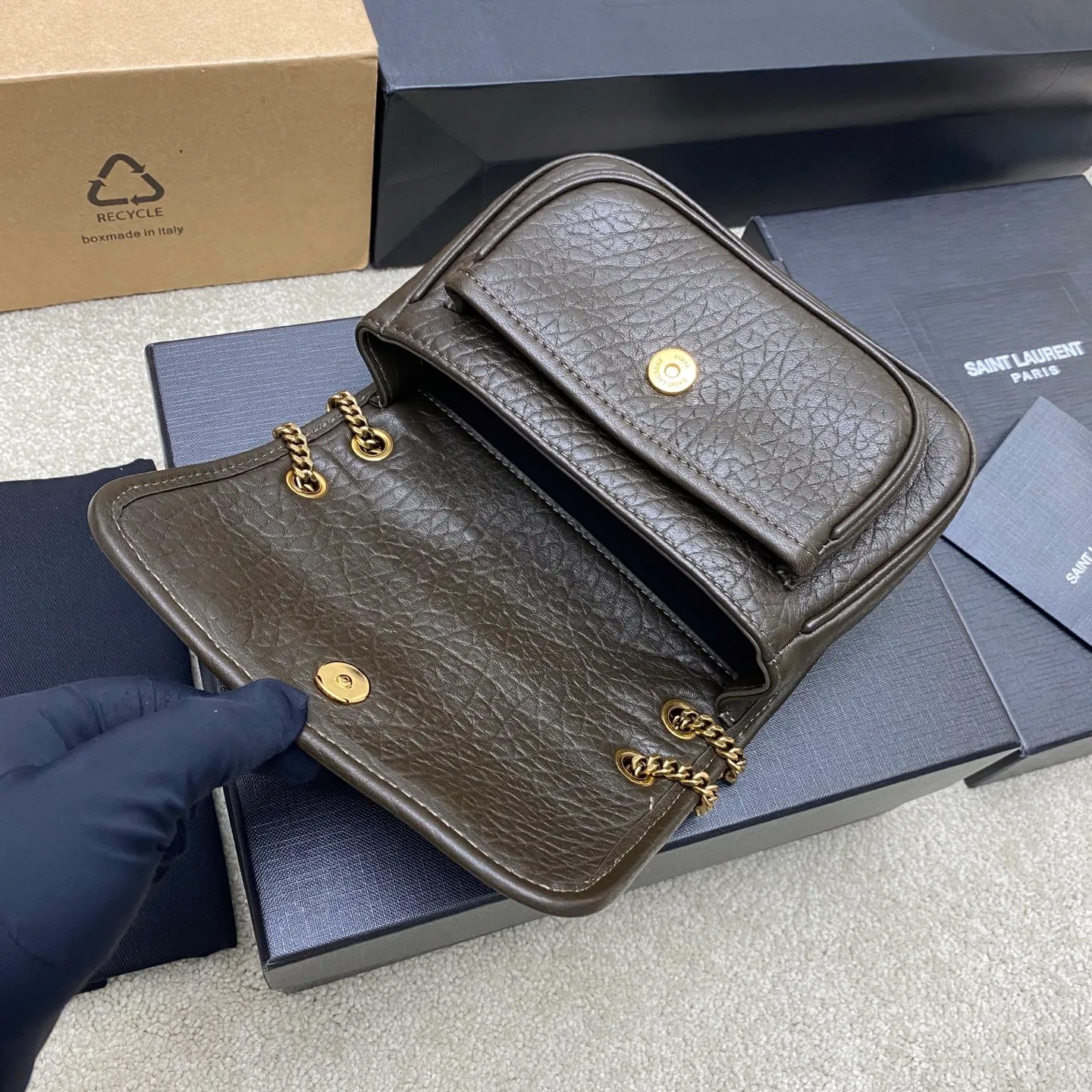 💰1560 elephant green/gold (mini size) 🌈The new member of Niki family, mini is simply not too cool😎The bag shape is good-looking and has no shortcomings. The soft sheepskin creates a retro style. It can be worn cross-body or under the arm. It is full of aura and can be worn by both men and women. It has both fashion and functionality. The upper body is comfortable and fashionable. The capacity is well arranged for daily travel👍20250780 Model: 828736 [original leather] Size: 18×12.5×5cm