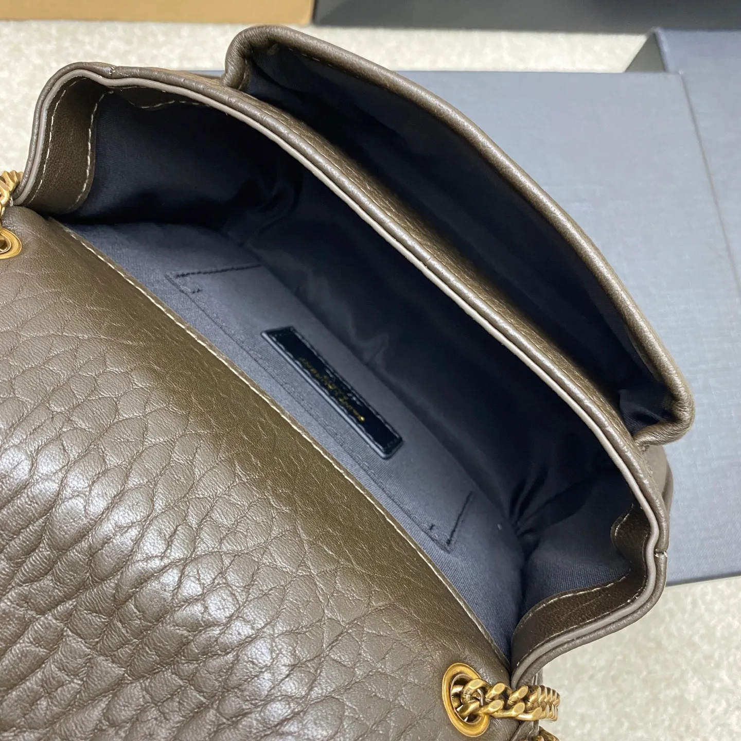 💰1560 elephant green/gold (mini size) 🌈The new member of Niki family, mini is simply not too cool😎The bag shape is good-looking and has no shortcomings. The soft sheepskin creates a retro style. It can be worn cross-body or under the arm. It is full of aura and can be worn by both men and women. It has both fashion and functionality. The upper body is comfortable and fashionable. The capacity is well arranged for daily travel👍20250780 Model: 828736 [original leather] Size: 18×12.5×5cm