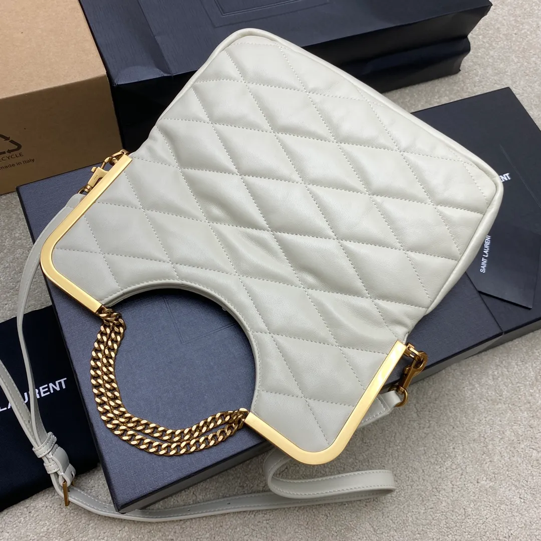 💰1900 milk white sheepskin/old gold 🌈2013 new sheepskin metal flap bag, new sheepskin quilted bag full of retro design, two-way zipper F R A M E handbag, with diamond quilting and metal Le CASSANDRE! Features chain top handles, fold-down top and detachable shoulder strap! Sheepskin texture, delicate feel, full of high-end feel! 20230950 Style number: 754001 [original leather] Size: 26x26.5x5