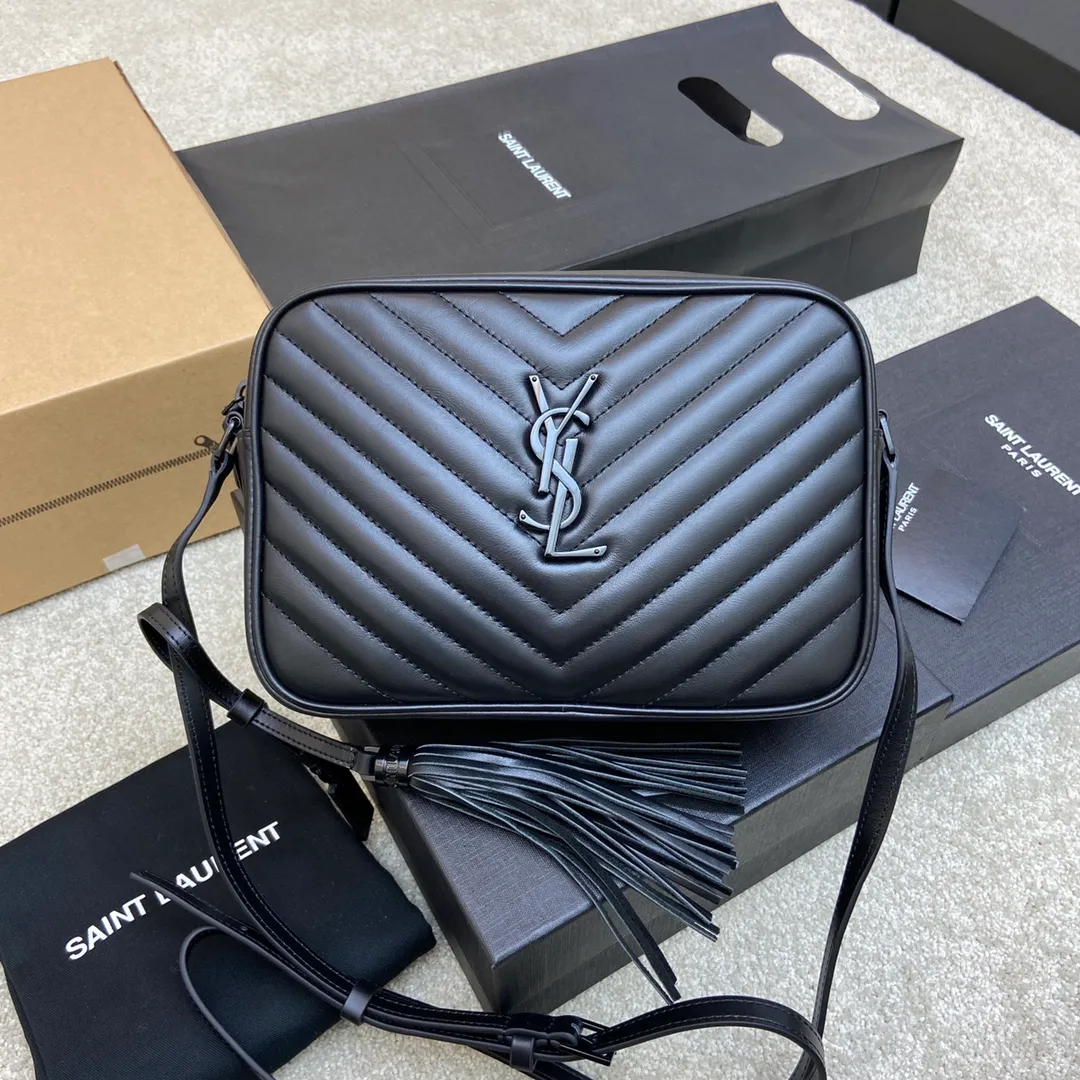 Black plain leather/gun-colored hardware 🌈The popular Y family LOU BAG camera bag is super lightweight and has an amazing capacity 👍Original ZP leather‼ ️Delicate and high-end, the leather feels super good👍The simple bag body is embellished with Y’s classic logo, the shoulder straps can be adjusted, and the tassel pendant can be removed, making it lightweight and versatile! 20210680 Model: 505730 [original leather] Size: 23*16*6cm