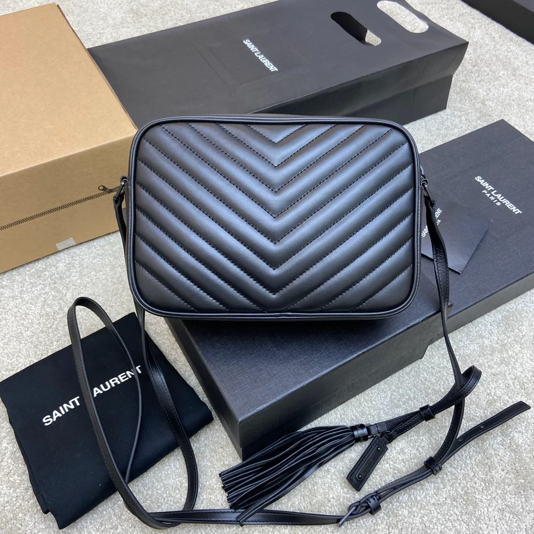 Black plain leather/gun-colored hardware 🌈The popular Y family LOU BAG camera bag is super lightweight and has an amazing capacity 👍Original ZP leather‼ ️Delicate and high-end, the leather feels super good👍The simple bag body is embellished with Y’s classic logo, the shoulder straps can be adjusted, and the tassel pendant can be removed, making it lightweight and versatile! 20210680 Model: 505730 [original leather] Size: 23*16*6cm