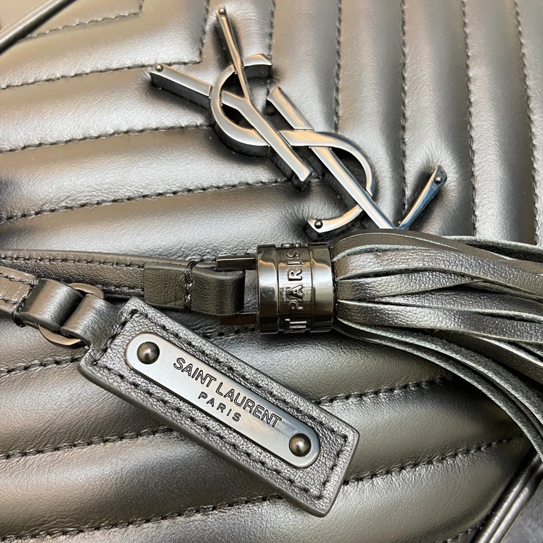 Black plain leather/gun-colored hardware 🌈The popular Y family LOU BAG camera bag is super lightweight and has an amazing capacity 👍Original ZP leather‼ ️Delicate and high-end, the leather feels super good👍The simple bag body is embellished with Y’s classic logo, the shoulder straps can be adjusted, and the tassel pendant can be removed, making it lightweight and versatile! 20210680 Model: 505730 [original leather] Size: 23*16*6cm