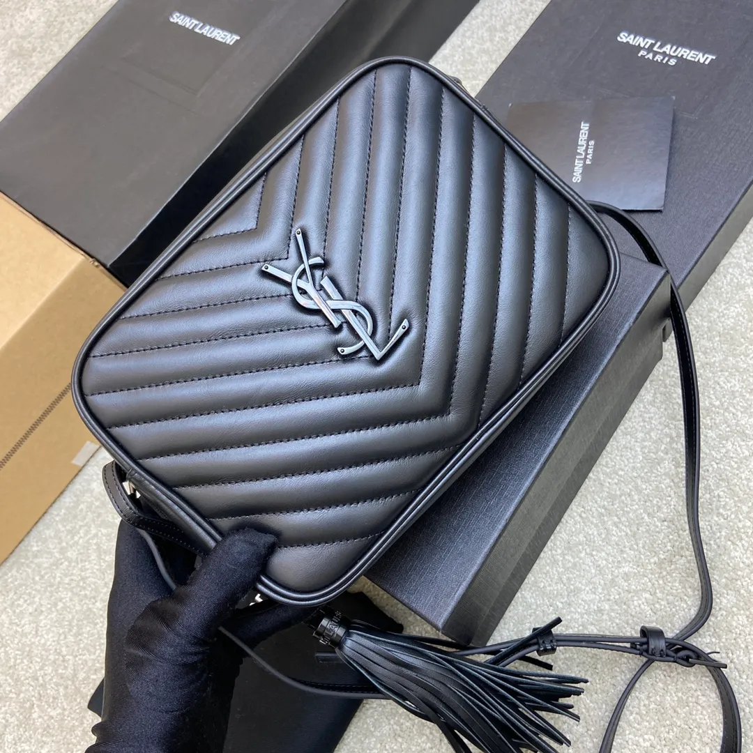 Black plain leather/gun-colored hardware 🌈The popular Y family LOU BAG camera bag is super lightweight and has an amazing capacity 👍Original ZP leather‼ ️Delicate and high-end, the leather feels super good👍The simple bag body is embellished with Y’s classic logo, the shoulder straps can be adjusted, and the tassel pendant can be removed, making it lightweight and versatile! 20210680 Model: 505730 [original leather] Size: 23*16*6cm