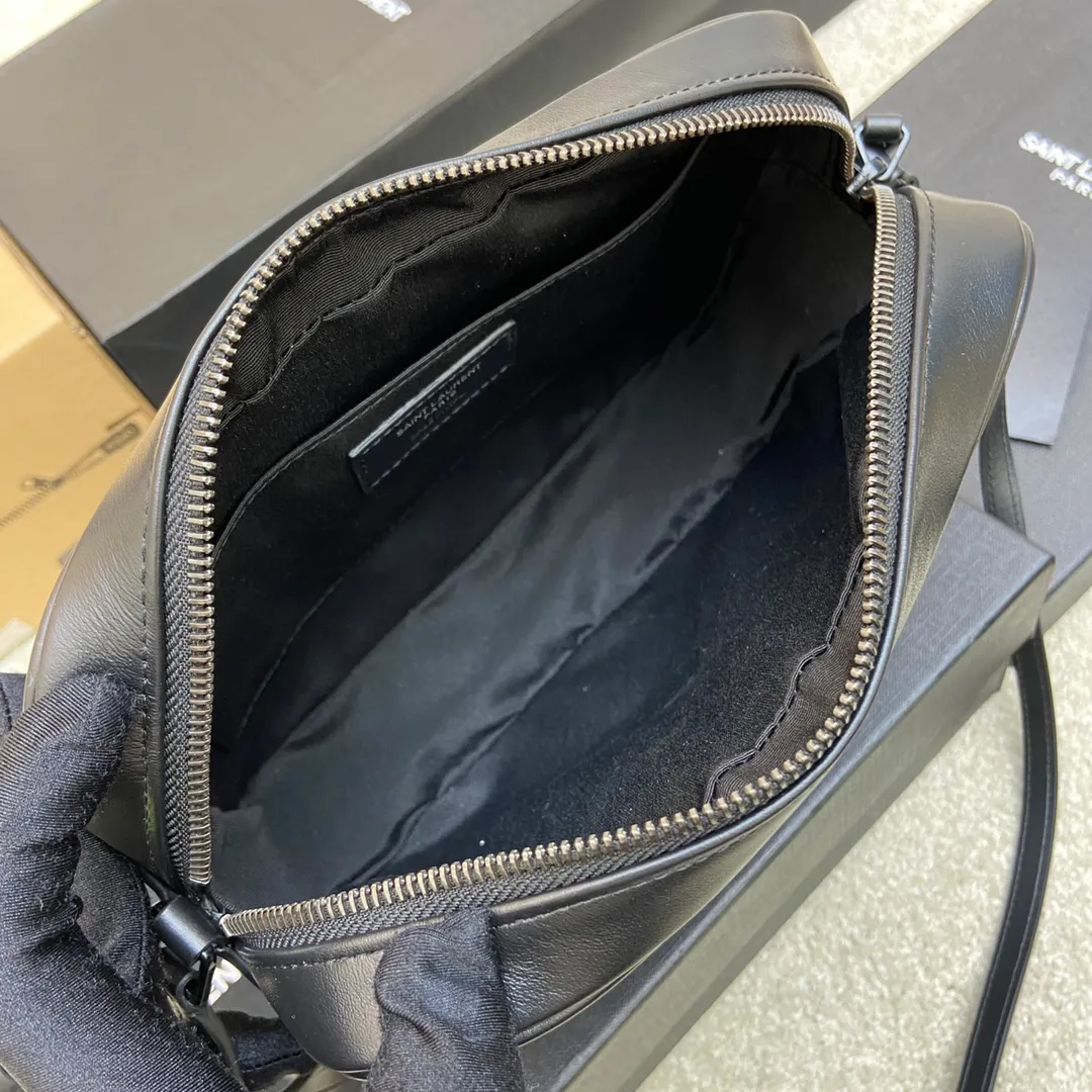 Black plain leather/gun-colored hardware 🌈The popular Y family LOU BAG camera bag is super lightweight and has an amazing capacity 👍Original ZP leather‼ ️Delicate and high-end, the leather feels super good👍The simple bag body is embellished with Y’s classic logo, the shoulder straps can be adjusted, and the tassel pendant can be removed, making it lightweight and versatile! 20210680 Model: 505730 [original leather] Size: 23*16*6cm