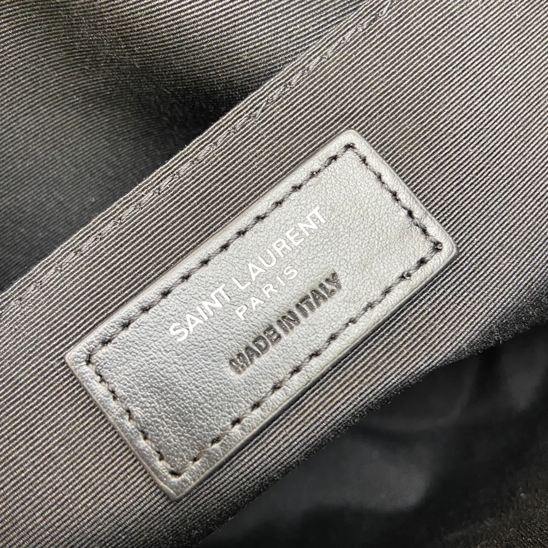 Black plain leather/gun-colored hardware 🌈The popular Y family LOU BAG camera bag is super lightweight and has an amazing capacity 👍Original ZP leather‼ ️Delicate and high-end, the leather feels super good👍The simple bag body is embellished with Y’s classic logo, the shoulder straps can be adjusted, and the tassel pendant can be removed, making it lightweight and versatile! 20210680 Model: 505730 [original leather] Size: 23*16*6cm