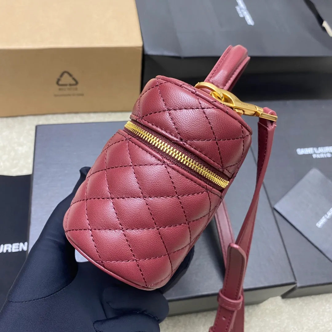 💰1500 Maroon Sheepskin/Gold 🌈The latest hot style𝙈𝙞𝙣𝙞Sheep Leather Shoulder Clutch Cosmetic Bag is here! Wraparound zippered clutch featuring 𝙇𝙀 𝘾𝘼𝙎𝙎𝘼𝙉𝘿𝙍𝙀 and diamond quilted overlock seams, sheepskin lining, bronze hardware zip closure with a card slot, this versatile piece features leather top handles and an adjustable removable shoulder strap that can be worn over the shoulder or crossbody! 20240750 Model: 766731 [original leather] Size: 18×11×6.5𝙘𝙢