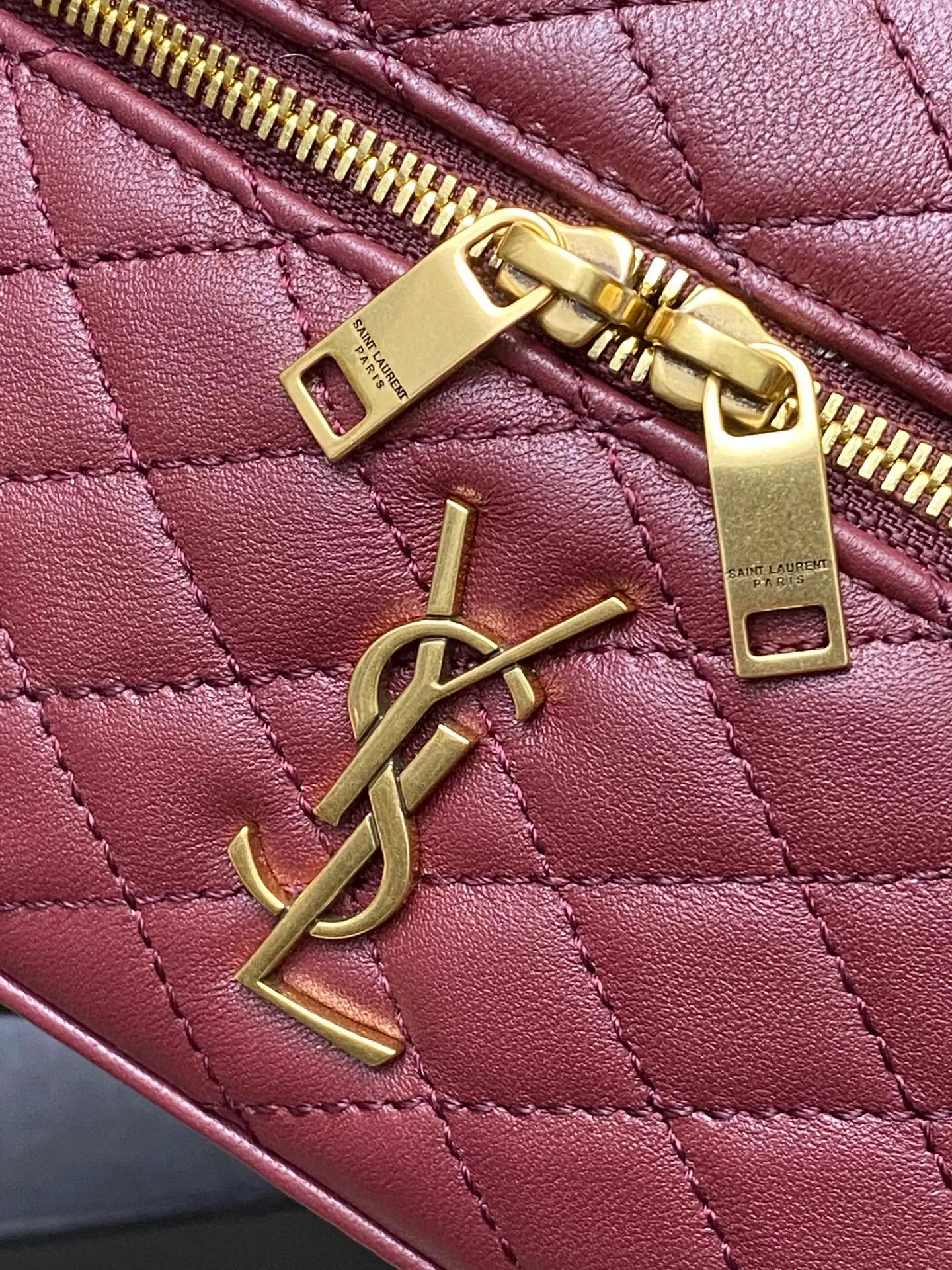 💰1500 Maroon Sheepskin/Gold 🌈The latest hot style𝙈𝙞𝙣𝙞Sheep Leather Shoulder Clutch Cosmetic Bag is here! Wraparound zippered clutch featuring 𝙇𝙀 𝘾𝘼𝙎𝙎𝘼𝙉𝘿𝙍𝙀 and diamond quilted overlock seams, sheepskin lining, bronze hardware zip closure with a card slot, this versatile piece features leather top handles and an adjustable removable shoulder strap that can be worn over the shoulder or crossbody! 20240750 Model: 766731 [original leather] Size: 18×11×6.5𝙘𝙢