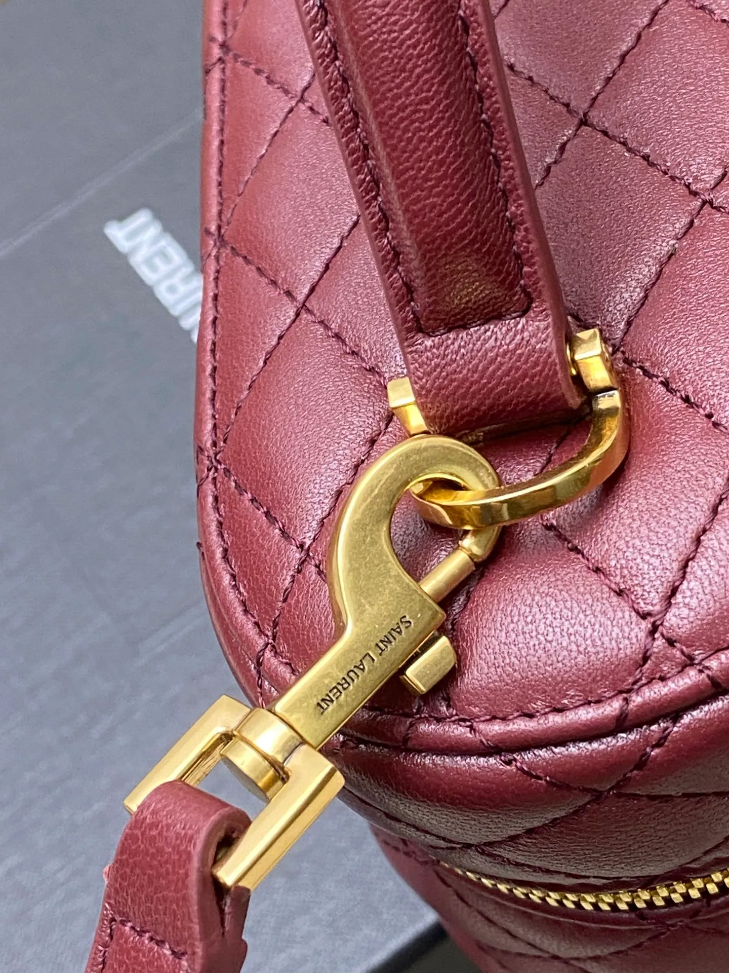 💰1500 Maroon Sheepskin/Gold 🌈The latest hot style𝙈𝙞𝙣𝙞Sheep Leather Shoulder Clutch Cosmetic Bag is here! Wraparound zippered clutch featuring 𝙇𝙀 𝘾𝘼𝙎𝙎𝘼𝙉𝘿𝙍𝙀 and diamond quilted overlock seams, sheepskin lining, bronze hardware zip closure with a card slot, this versatile piece features leather top handles and an adjustable removable shoulder strap that can be worn over the shoulder or crossbody! 20240750 Model: 766731 [original leather] Size: 18×11×6.5𝙘𝙢