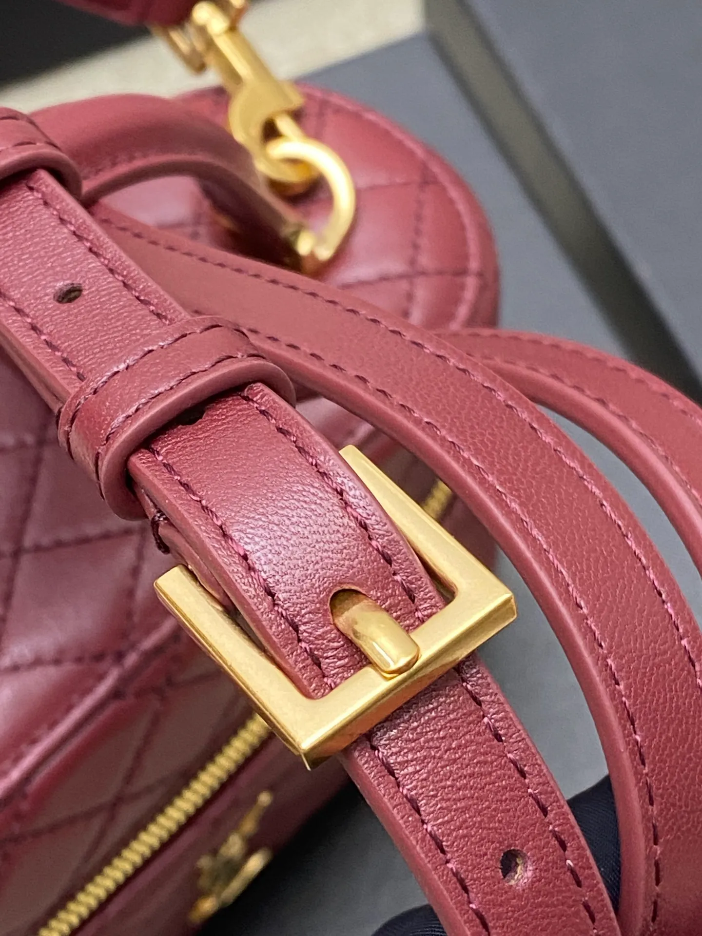 💰1500 Maroon Sheepskin/Gold 🌈The latest hot style𝙈𝙞𝙣𝙞Sheep Leather Shoulder Clutch Cosmetic Bag is here! Wraparound zippered clutch featuring 𝙇𝙀 𝘾𝘼𝙎𝙎𝘼𝙉𝘿𝙍𝙀 and diamond quilted overlock seams, sheepskin lining, bronze hardware zip closure with a card slot, this versatile piece features leather top handles and an adjustable removable shoulder strap that can be worn over the shoulder or crossbody! 20240750 Model: 766731 [original leather] Size: 18×11×6.5𝙘𝙢