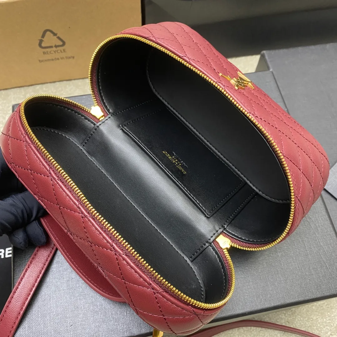 💰1500 Maroon Sheepskin/Gold 🌈The latest hot style𝙈𝙞𝙣𝙞Sheep Leather Shoulder Clutch Cosmetic Bag is here! Wraparound zippered clutch featuring 𝙇𝙀 𝘾𝘼𝙎𝙎𝘼𝙉𝘿𝙍𝙀 and diamond quilted overlock seams, sheepskin lining, bronze hardware zip closure with a card slot, this versatile piece features leather top handles and an adjustable removable shoulder strap that can be worn over the shoulder or crossbody! 20240750 Model: 766731 [original leather] Size: 18×11×6.5𝙘𝙢