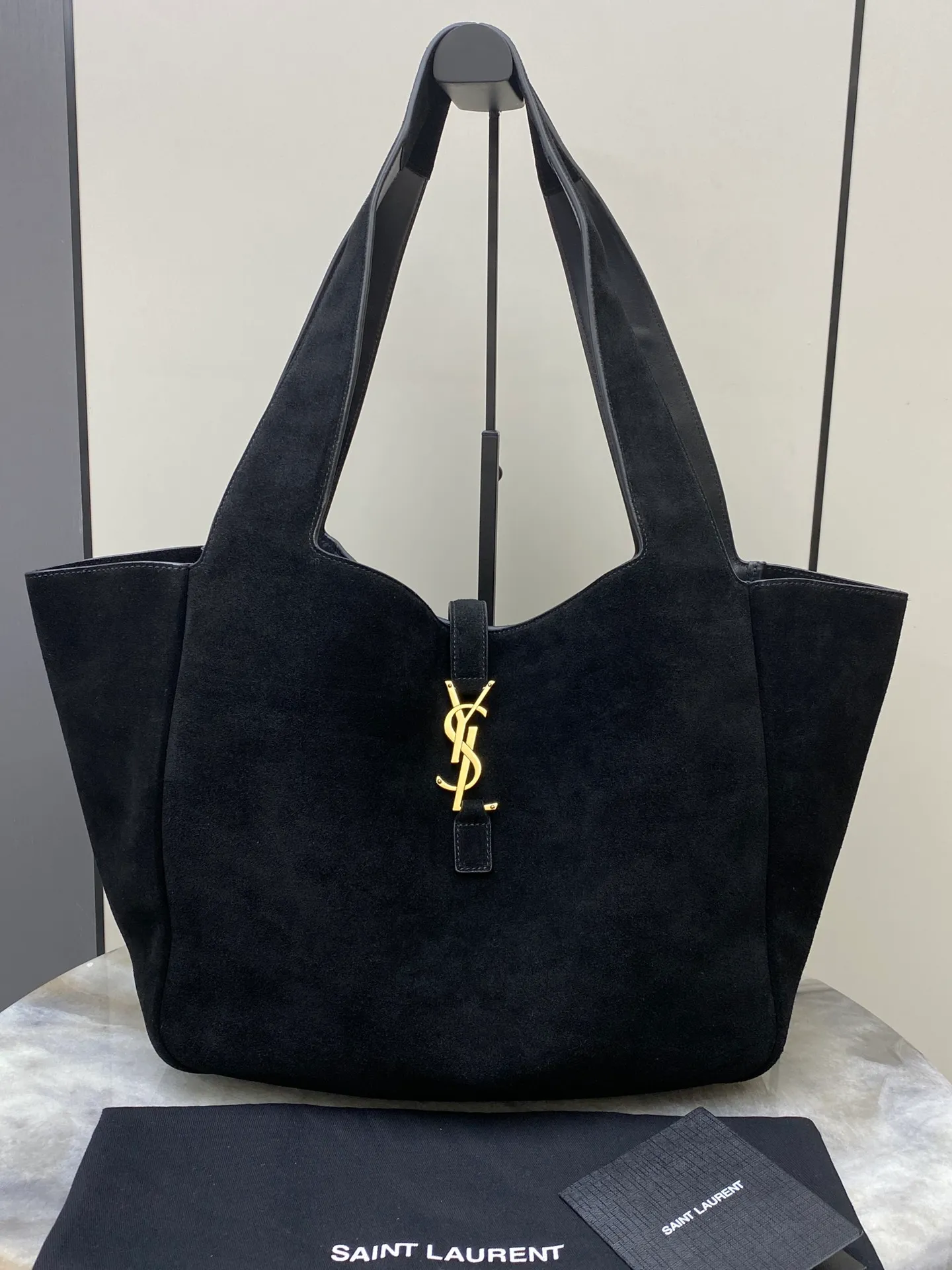 💰2560 Matte black leather/antique gold 🌈Horizontal tote bag version of the new BEA handbag, leather tab closure, decorated with LE CASSANDRE. Roomy and lined in tonal suede, it features a main compartment and an interior zipped pocket. Internal lace-up design, the sides can be folded or unfolded as needed. Soft deerskin bea has an exclusive rare and luxurious texture. The simple appearance is coupled with the softness of the upper body and a lazy style. The sides can also be contracted. There are two forms👑202301280 Model: 763435 [original leather] Size: 50x28x18cm [This size does not come with packaging]