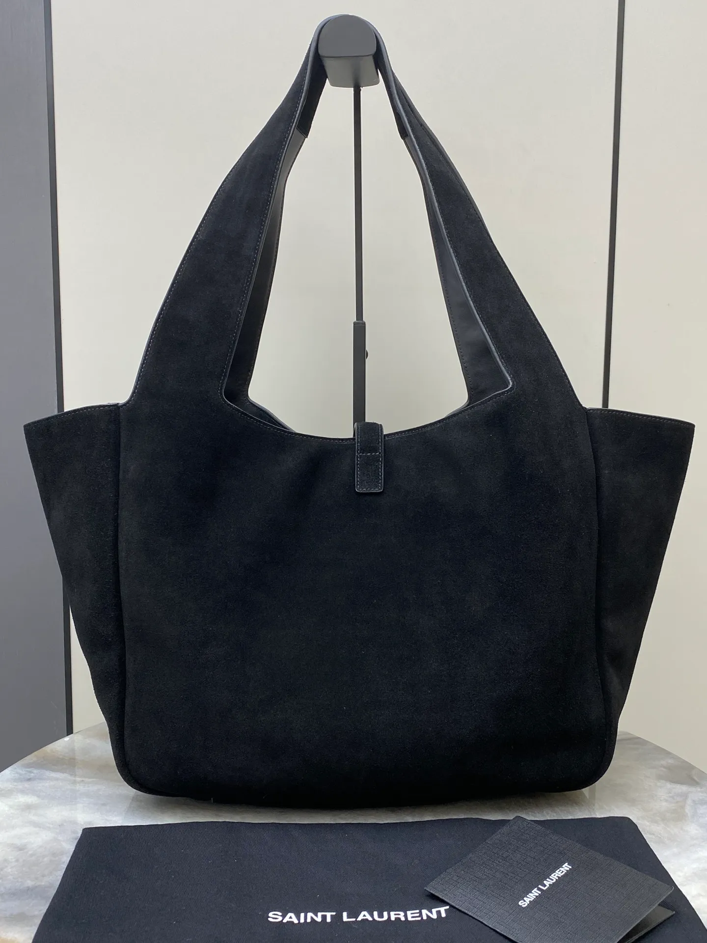 💰2560 Matte black leather/antique gold 🌈Horizontal tote bag version of the new BEA handbag, leather tab closure, decorated with LE CASSANDRE. Roomy and lined in tonal suede, it features a main compartment and an interior zipped pocket. Internal lace-up design, the sides can be folded or unfolded as needed. Soft deerskin bea has an exclusive rare and luxurious texture. The simple appearance is coupled with the softness of the upper body and a lazy style. The sides can also be contracted. There are two forms👑202301280 Model: 763435 [original leather] Size: 50x28x18cm [This size does not come with packaging]