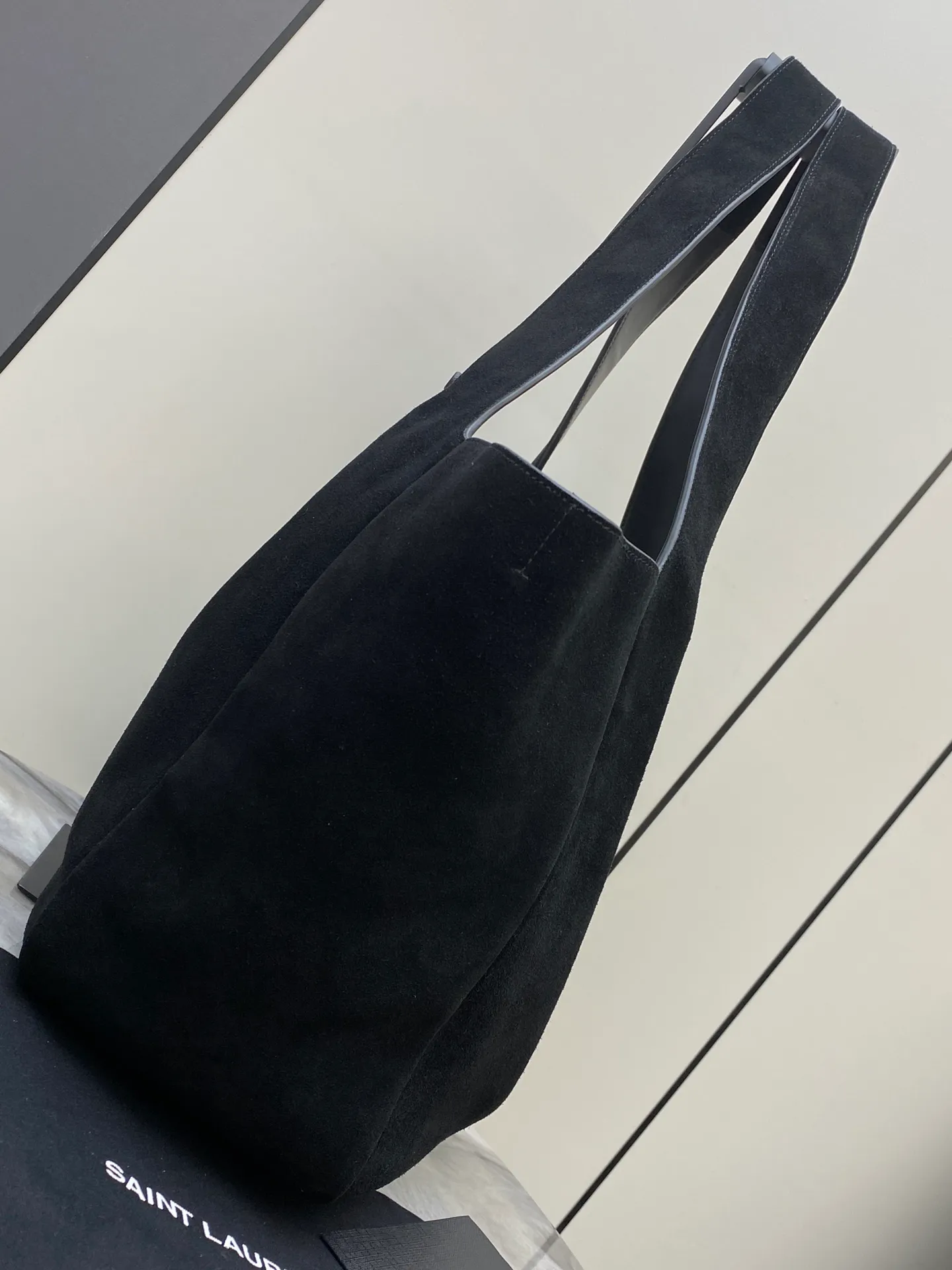 💰2560 Matte black leather/antique gold 🌈Horizontal tote bag version of the new BEA handbag, leather tab closure, decorated with LE CASSANDRE. Roomy and lined in tonal suede, it features a main compartment and an interior zipped pocket. Internal lace-up design, the sides can be folded or unfolded as needed. Soft deerskin bea has an exclusive rare and luxurious texture. The simple appearance is coupled with the softness of the upper body and a lazy style. The sides can also be contracted. There are two forms👑202301280 Model: 763435 [original leather] Size: 50x28x18cm [This size does not come with packaging]