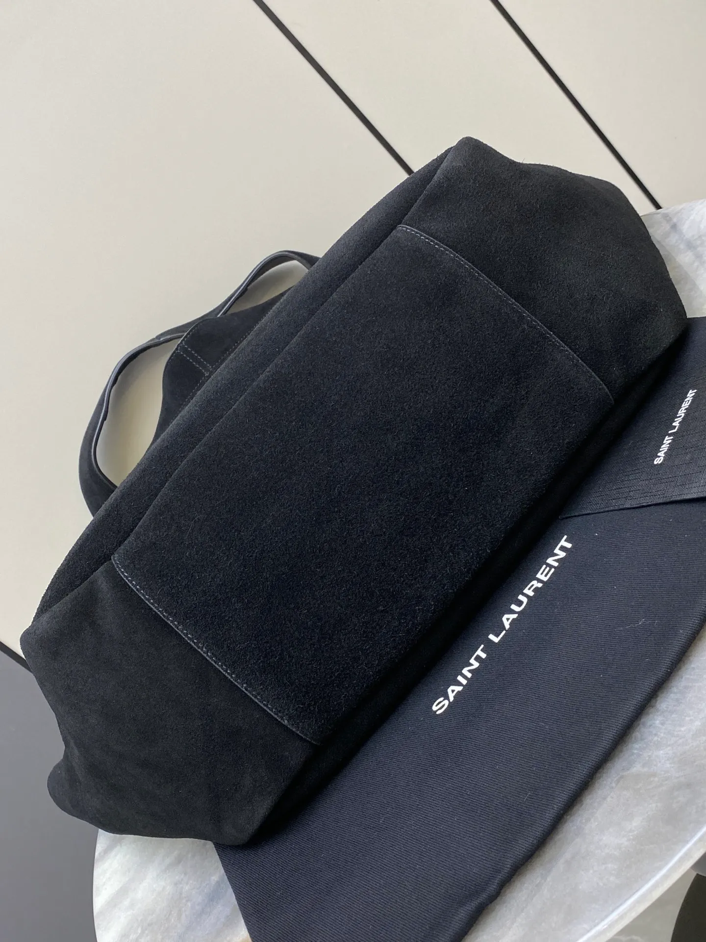 💰2560 Matte black leather/antique gold 🌈Horizontal tote bag version of the new BEA handbag, leather tab closure, decorated with LE CASSANDRE. Roomy and lined in tonal suede, it features a main compartment and an interior zipped pocket. Internal lace-up design, the sides can be folded or unfolded as needed. Soft deerskin bea has an exclusive rare and luxurious texture. The simple appearance is coupled with the softness of the upper body and a lazy style. The sides can also be contracted. There are two forms👑202301280 Model: 763435 [original leather] Size: 50x28x18cm [This size does not come with packaging]