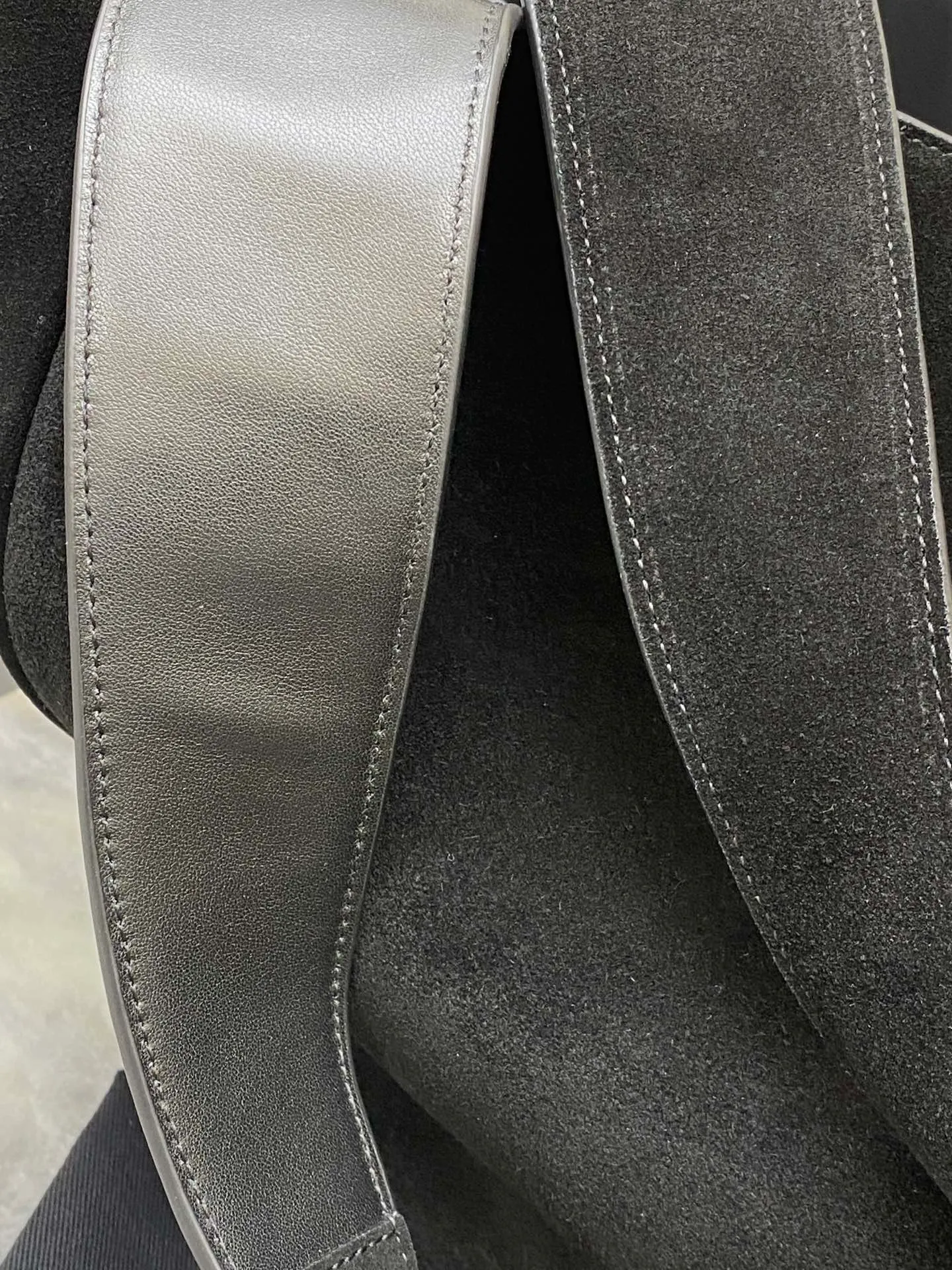 💰2560 Matte black leather/antique gold 🌈Horizontal tote bag version of the new BEA handbag, leather tab closure, decorated with LE CASSANDRE. Roomy and lined in tonal suede, it features a main compartment and an interior zipped pocket. Internal lace-up design, the sides can be folded or unfolded as needed. Soft deerskin bea has an exclusive rare and luxurious texture. The simple appearance is coupled with the softness of the upper body and a lazy style. The sides can also be contracted. There are two forms👑202301280 Model: 763435 [original leather] Size: 50x28x18cm [This size does not come with packaging]