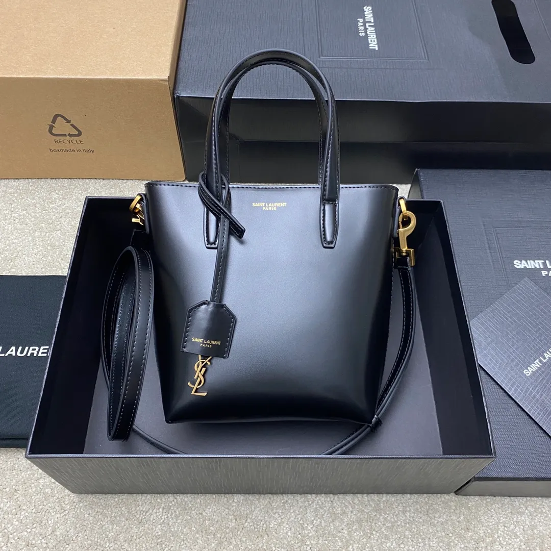 p1500 special grade original black plain/gold 🌈New YSL mini plain tote bag This bag must have its place among mini bags! First, it is small enough and cute enough. Second, it has a large enough capacity to hold it. Third, its crocodile pattern embossing is durable enough. With these three points, almost no cute little one can beat it! The design of the small handbag and detachable shoulder strap is also more outstanding in terms of carrying ability. It is so cute and has no shortcomings. I love it! ! It must be developed by ZP, see the comparison chart for similarity! Please rest assured about the quality and leave it to us! 20240580 Model: 773995 [original leather] Size: 18×17×8cm