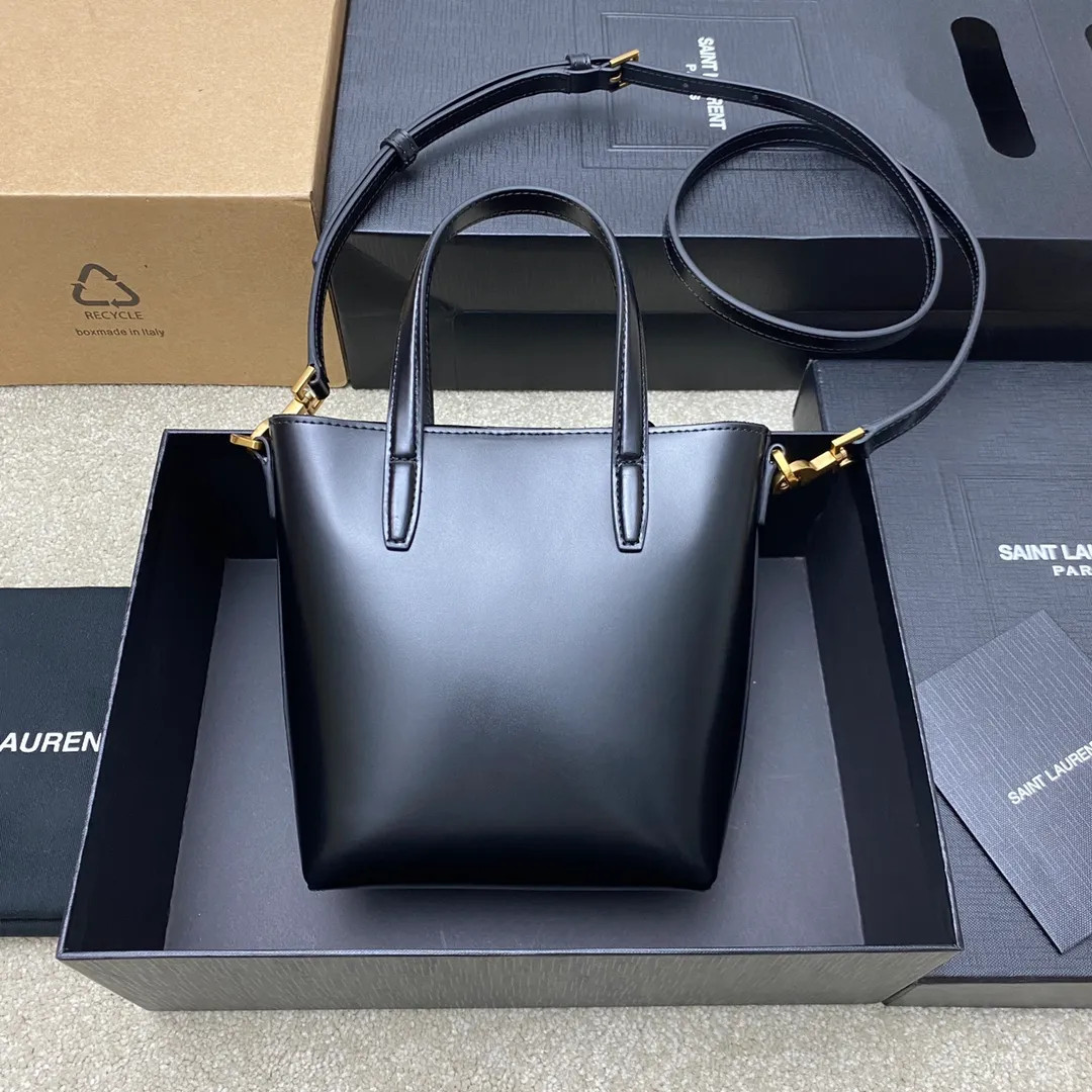 p1500 special grade original black plain/gold 🌈New YSL mini plain tote bag This bag must have its place among mini bags! First, it is small enough and cute enough. Second, it has a large enough capacity to hold it. Third, its crocodile pattern embossing is durable enough. With these three points, almost no cute little one can beat it! The design of the small handbag and detachable shoulder strap is also more outstanding in terms of carrying ability. It is so cute and has no shortcomings. I love it! ! It must be developed by ZP, see the comparison chart for similarity! Please rest assured about the quality and leave it to us! 20240580 Model: 773995 [original leather] Size: 18×17×8cm