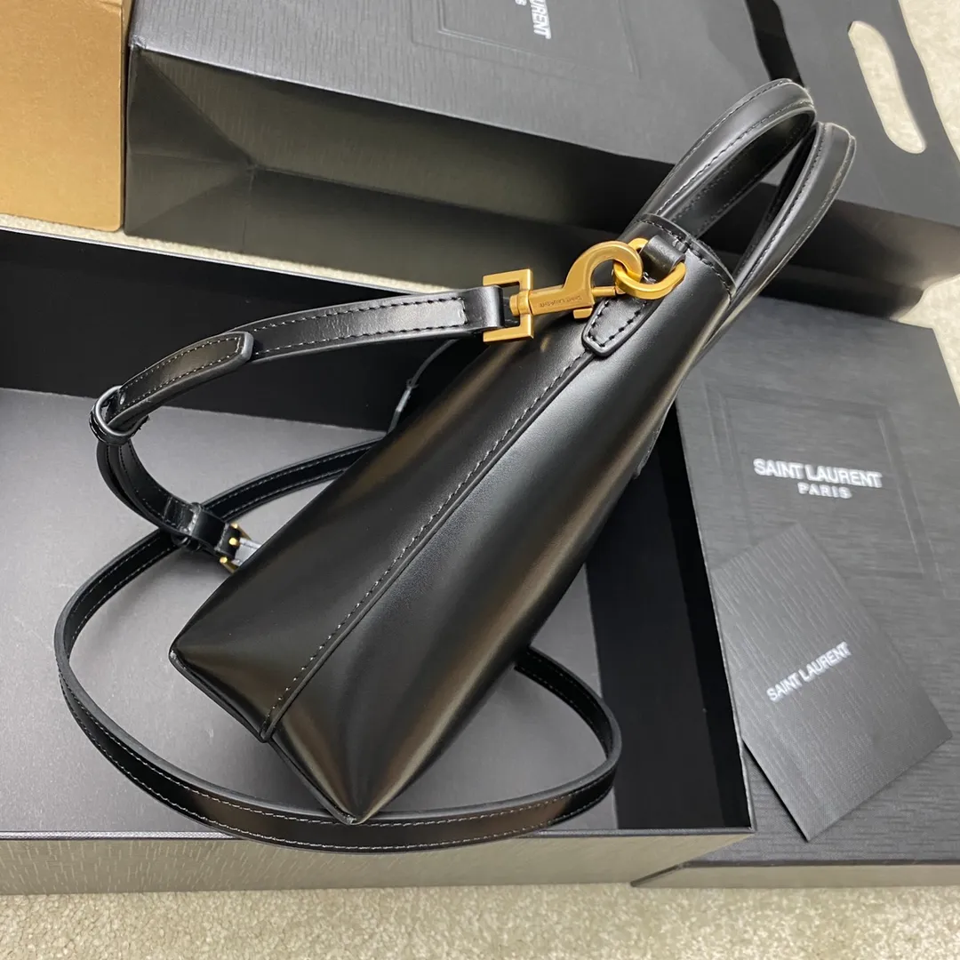 p1500 special grade original black plain/gold 🌈New YSL mini plain tote bag This bag must have its place among mini bags! First, it is small enough and cute enough. Second, it has a large enough capacity to hold it. Third, its crocodile pattern embossing is durable enough. With these three points, almost no cute little one can beat it! The design of the small handbag and detachable shoulder strap is also more outstanding in terms of carrying ability. It is so cute and has no shortcomings. I love it! ! It must be developed by ZP, see the comparison chart for similarity! Please rest assured about the quality and leave it to us! 20240580 Model: 773995 [original leather] Size: 18×17×8cm