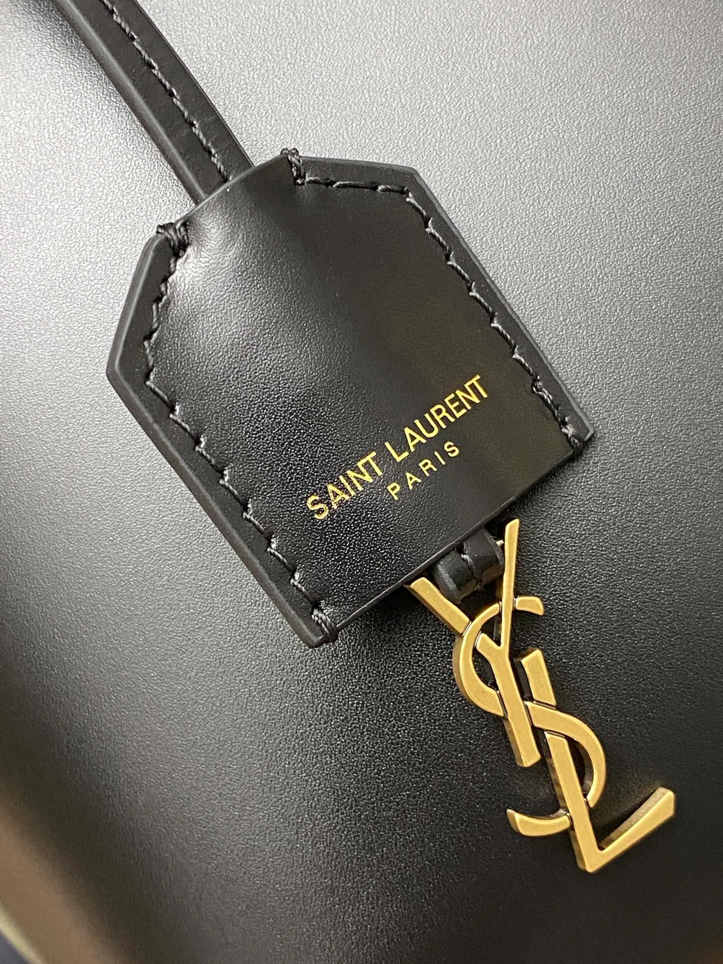 p1500 special grade original black plain/gold 🌈New YSL mini plain tote bag This bag must have its place among mini bags! First, it is small enough and cute enough. Second, it has a large enough capacity to hold it. Third, its crocodile pattern embossing is durable enough. With these three points, almost no cute little one can beat it! The design of the small handbag and detachable shoulder strap is also more outstanding in terms of carrying ability. It is so cute and has no shortcomings. I love it! ! It must be developed by ZP, see the comparison chart for similarity! Please rest assured about the quality and leave it to us! 20240580 Model: 773995 [original leather] Size: 18×17×8cm
