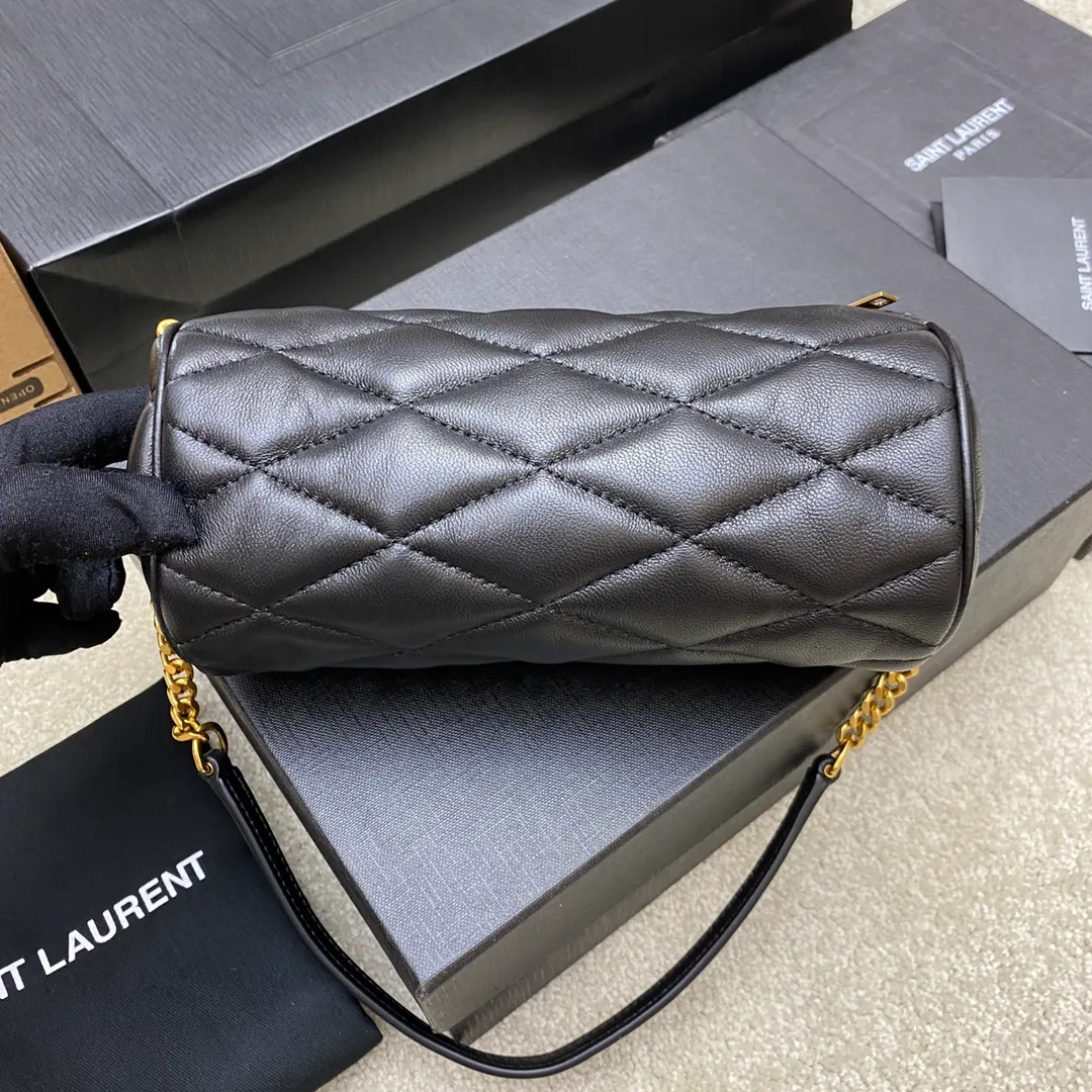 p1320 The top product on the market, sheepskin black/gold 🌈YSL's new sade small armpit cylinder bag, lambskin 🐏 with retro metal chain, just right for those who like small round bags 🤗The capacity is much larger than woc, and it looks great on the back in summer 👍20220660 Model: 699703 [original leather] Size: 20x10x10cm