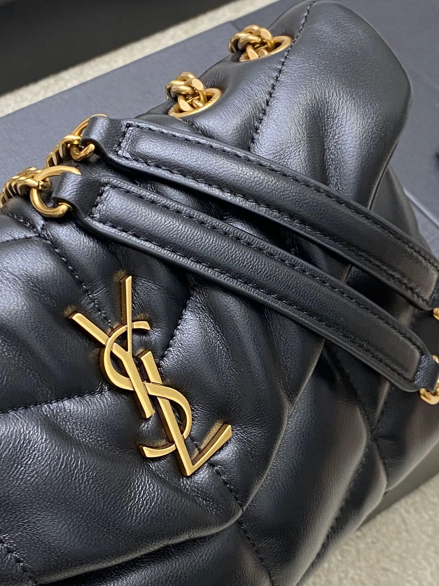 💰1440 black sheepskin/antique gold 🌈𝙇𝙤𝙪𝙇𝙤𝙪 𝙥𝙪𝙛𝙛𝙚𝙧～LOULOU PUFFER new mini double chain quilted lambskin bag, super popular style counter, the latest mini size! Made of original ZP leather, it feels soft and delicate, and it is as cute as a marshmallow when you take it out! The bag has an inner zippered pocket for mobile phones and valuables, and a card slot for cards. Apart from this, there are no extra inner pockets. Although it is small, it has all the essentials and can be used as you like👍20230720 Model: 759337 [original leather] Size: 23x15.5x5.8cm