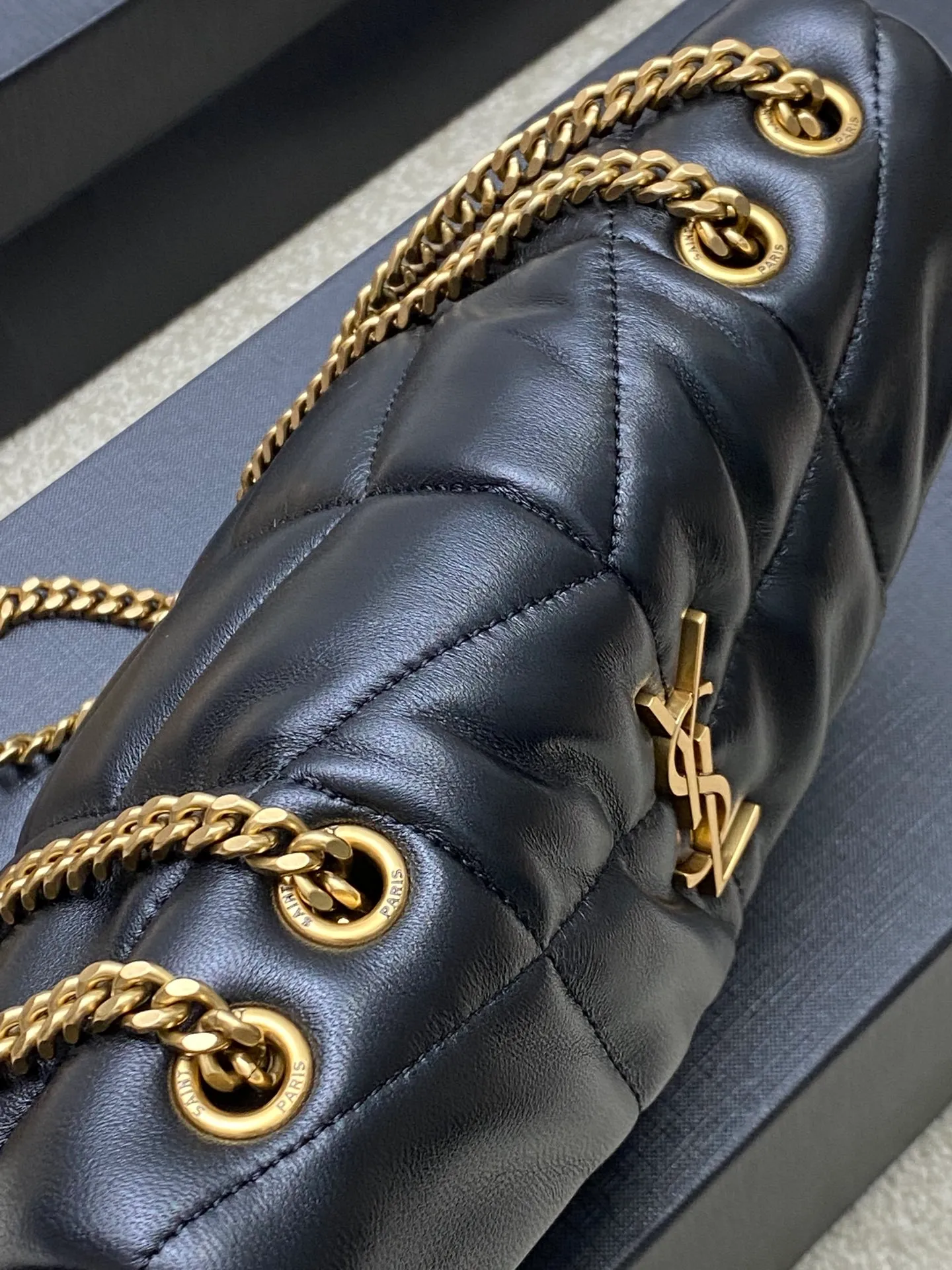 💰1440 black sheepskin/antique gold 🌈𝙇𝙤𝙪𝙇𝙤𝙪 𝙥𝙪𝙛𝙛𝙚𝙧～LOULOU PUFFER new mini double chain quilted lambskin bag, super popular style counter, the latest mini size! Made of original ZP leather, it feels soft and delicate, and it is as cute as a marshmallow when you take it out! The bag has an inner zippered pocket for mobile phones and valuables, and a card slot for cards. Apart from this, there are no extra inner pockets. Although it is small, it has all the essentials and can be used as you like👍20230720 Model: 759337 [original leather] Size: 23x15.5x5.8cm