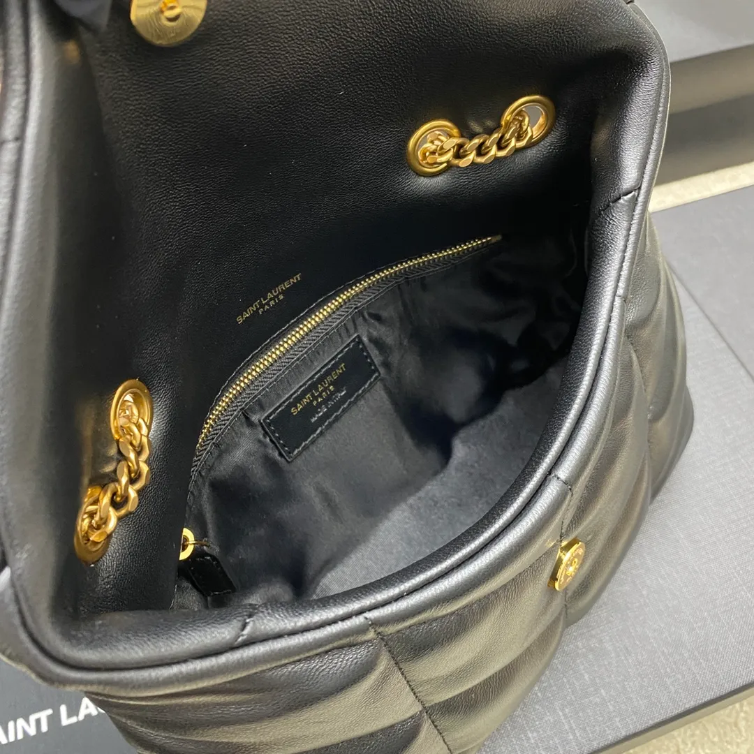 💰1440 black sheepskin/antique gold 🌈𝙇𝙤𝙪𝙇𝙤𝙪 𝙥𝙪𝙛𝙛𝙚𝙧～LOULOU PUFFER new mini double chain quilted lambskin bag, super popular style counter, the latest mini size! Made of original ZP leather, it feels soft and delicate, and it is as cute as a marshmallow when you take it out! The bag has an inner zippered pocket for mobile phones and valuables, and a card slot for cards. Apart from this, there are no extra inner pockets. Although it is small, it has all the essentials and can be used as you like👍20230720 Model: 759337 [original leather] Size: 23x15.5x5.8cm