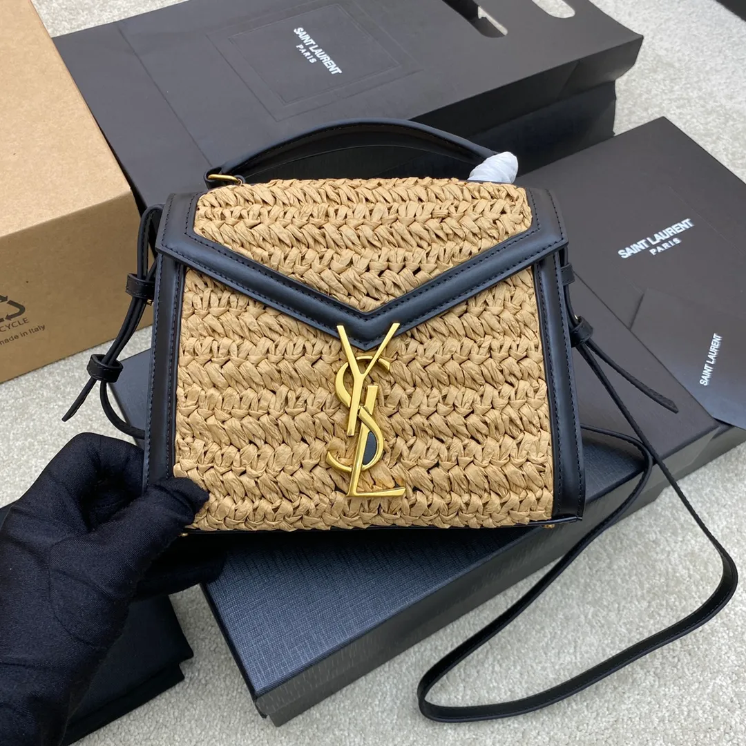 💰1560 woven black leather/gold 🌈The 2022 spring and summer counter strongly recommends the "Grass Weaving Series" 𝐂𝐚𝐬𝐬𝐚𝐧𝐝𝐫𝐚, genuine original cowhide grass weaving, let it accompany you to new heights! Y family's unique straw weave series, black is a very easy-to-match color, it can match your style. This summer, you will be more beautiful with it! Authentic quality, feel free to compare😎20230780 Model: 532753 [original leather] Size: 20x16x7.5cm