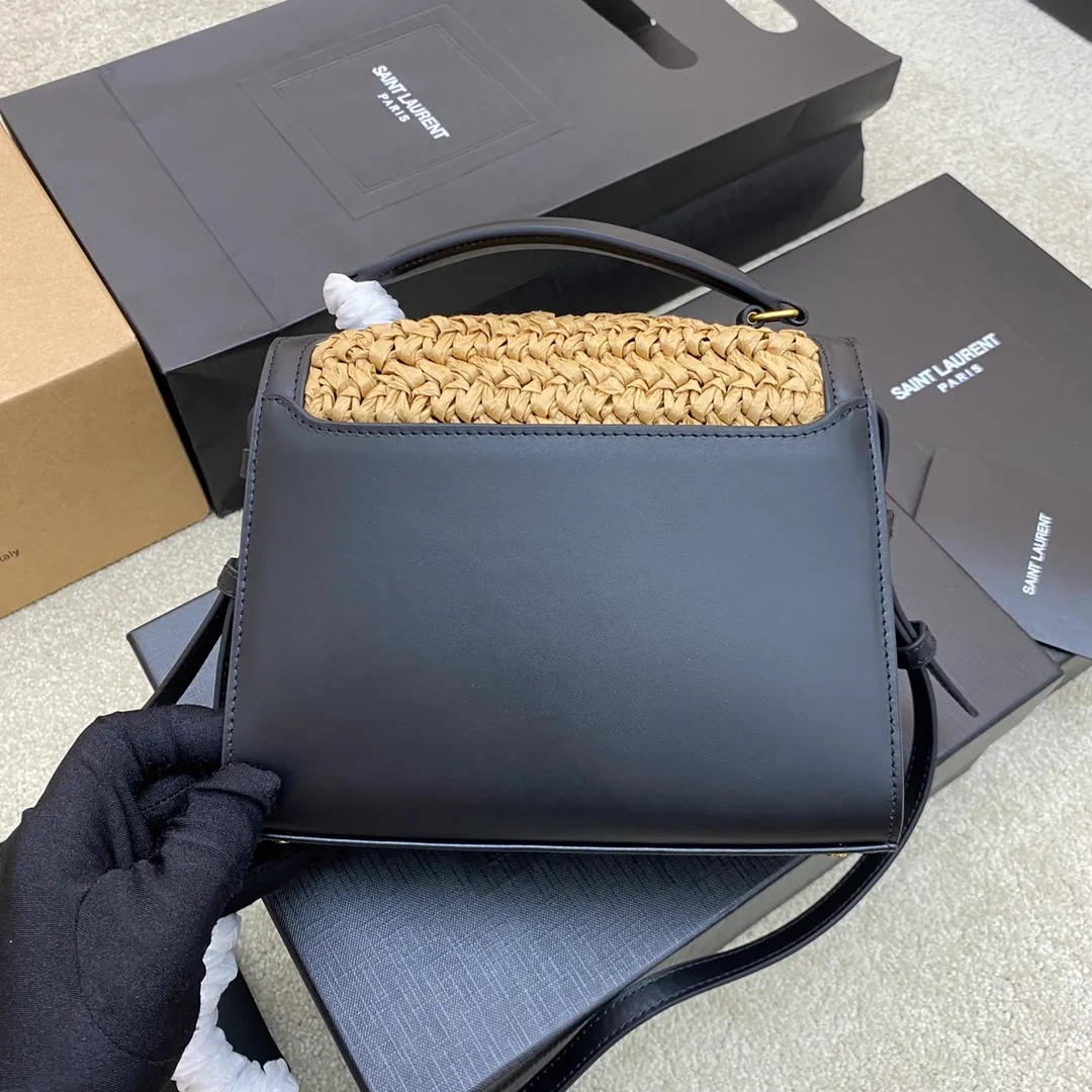 💰1560 woven black leather/gold 🌈The 2022 spring and summer counter strongly recommends the "Grass Weaving Series" 𝐂𝐚𝐬𝐬𝐚𝐧𝐝𝐫𝐚, genuine original cowhide grass weaving, let it accompany you to new heights! Y family's unique straw weave series, black is a very easy-to-match color, it can match your style. This summer, you will be more beautiful with it! Authentic quality, feel free to compare😎20230780 Model: 532753 [original leather] Size: 20x16x7.5cm