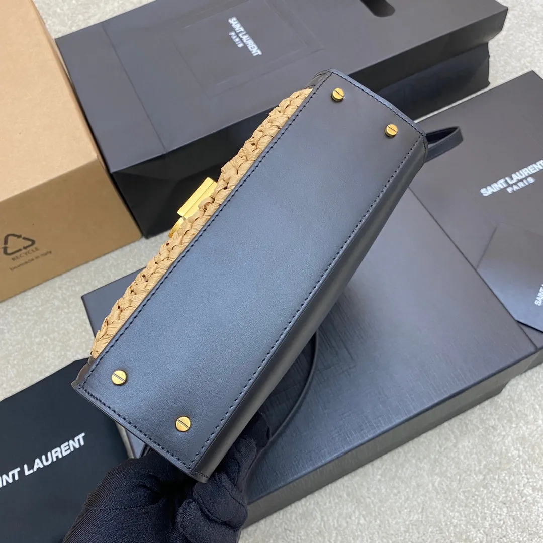 💰1560 woven black leather/gold 🌈The 2022 spring and summer counter strongly recommends the "Grass Weaving Series" 𝐂𝐚𝐬𝐬𝐚𝐧𝐝𝐫𝐚, genuine original cowhide grass weaving, let it accompany you to new heights! Y family's unique straw weave series, black is a very easy-to-match color, it can match your style. This summer, you will be more beautiful with it! Authentic quality, feel free to compare😎20230780 Model: 532753 [original leather] Size: 20x16x7.5cm