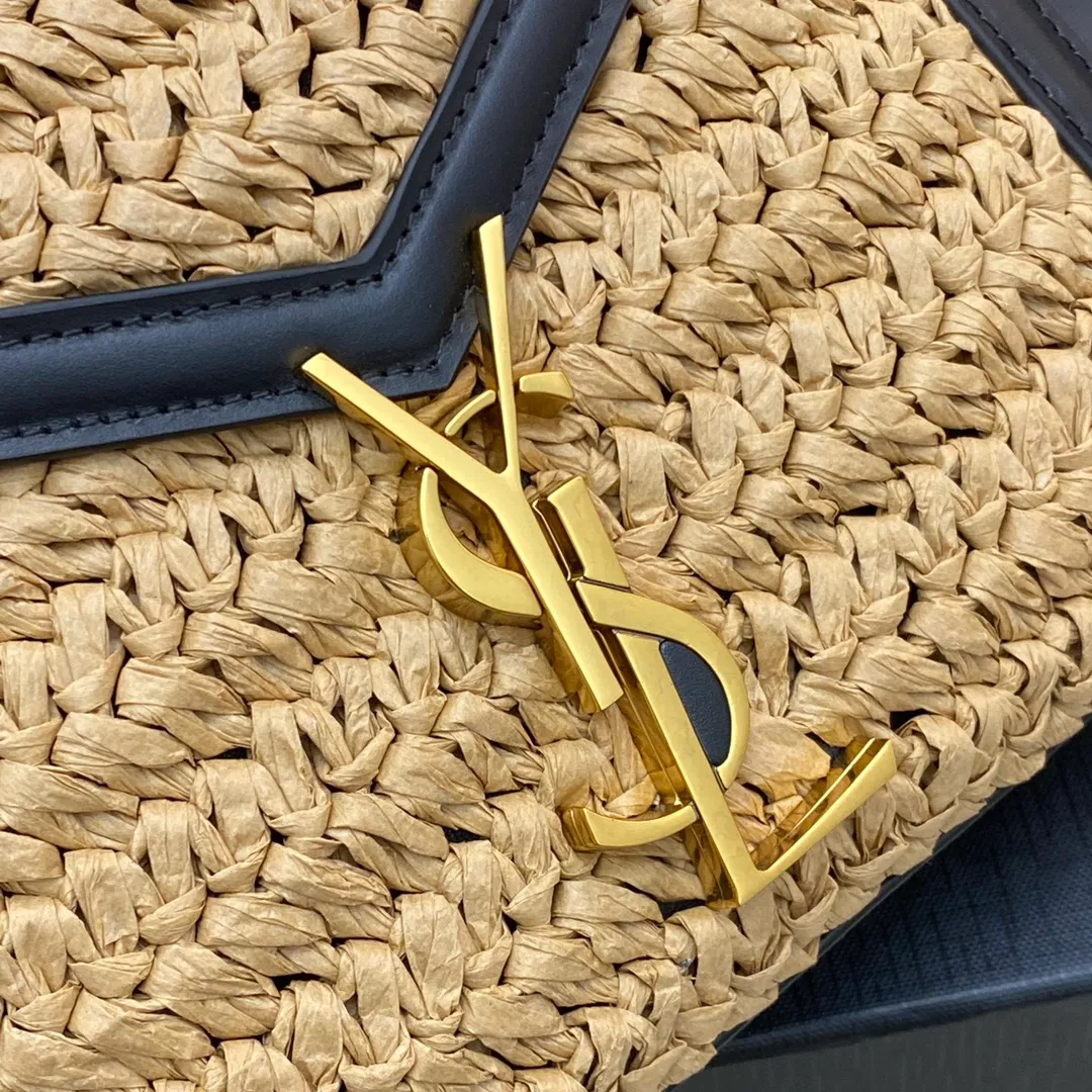 💰1560 woven black leather/gold 🌈The 2022 spring and summer counter strongly recommends the "Grass Weaving Series" 𝐂𝐚𝐬𝐬𝐚𝐧𝐝𝐫𝐚, genuine original cowhide grass weaving, let it accompany you to new heights! Y family's unique straw weave series, black is a very easy-to-match color, it can match your style. This summer, you will be more beautiful with it! Authentic quality, feel free to compare😎20230780 Model: 532753 [original leather] Size: 20x16x7.5cm