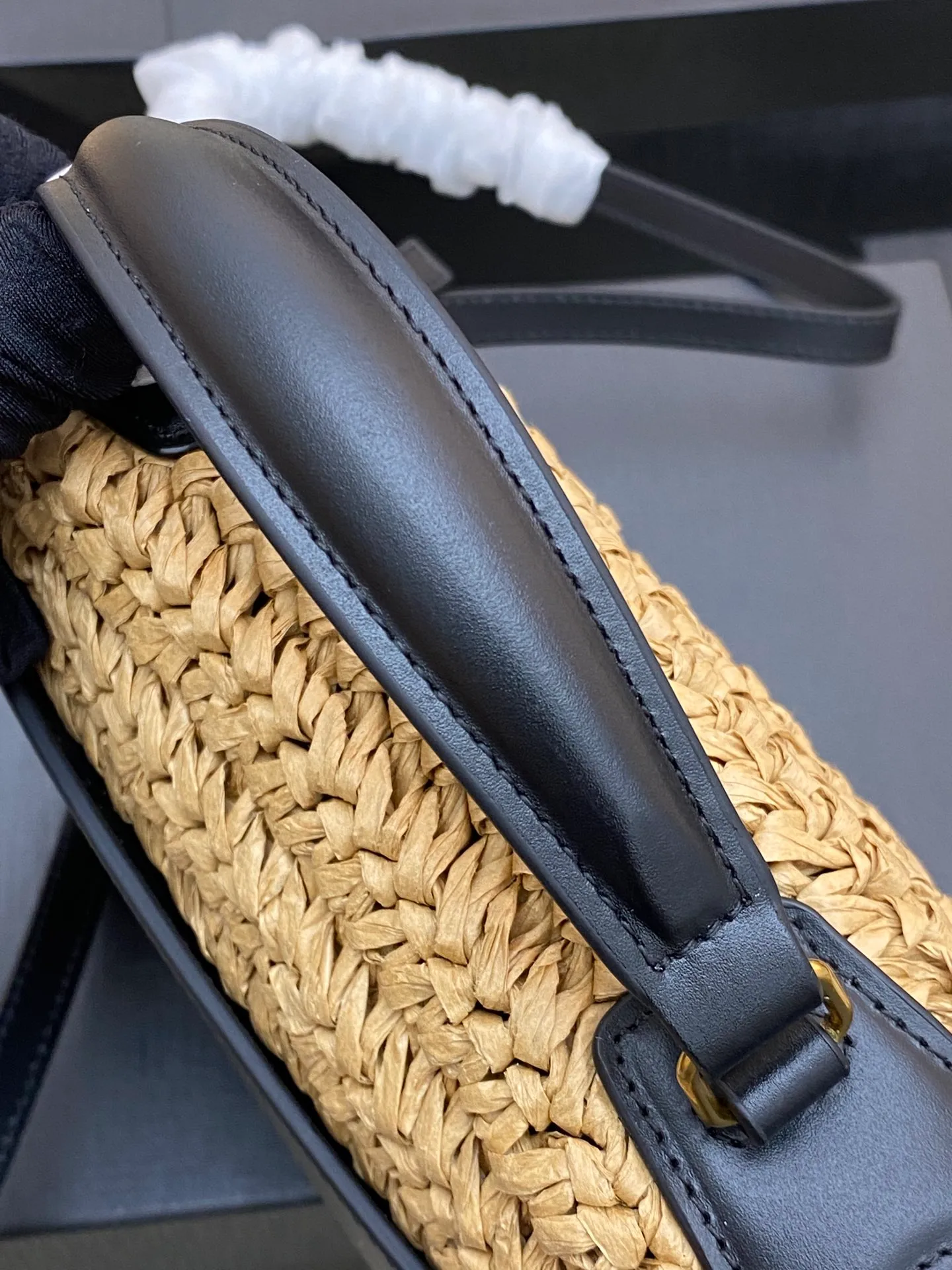 💰1560 woven black leather/gold 🌈The 2022 spring and summer counter strongly recommends the "Grass Weaving Series" 𝐂𝐚𝐬𝐬𝐚𝐧𝐝𝐫𝐚, genuine original cowhide grass weaving, let it accompany you to new heights! Y family's unique straw weave series, black is a very easy-to-match color, it can match your style. This summer, you will be more beautiful with it! Authentic quality, feel free to compare😎20230780 Model: 532753 [original leather] Size: 20x16x7.5cm