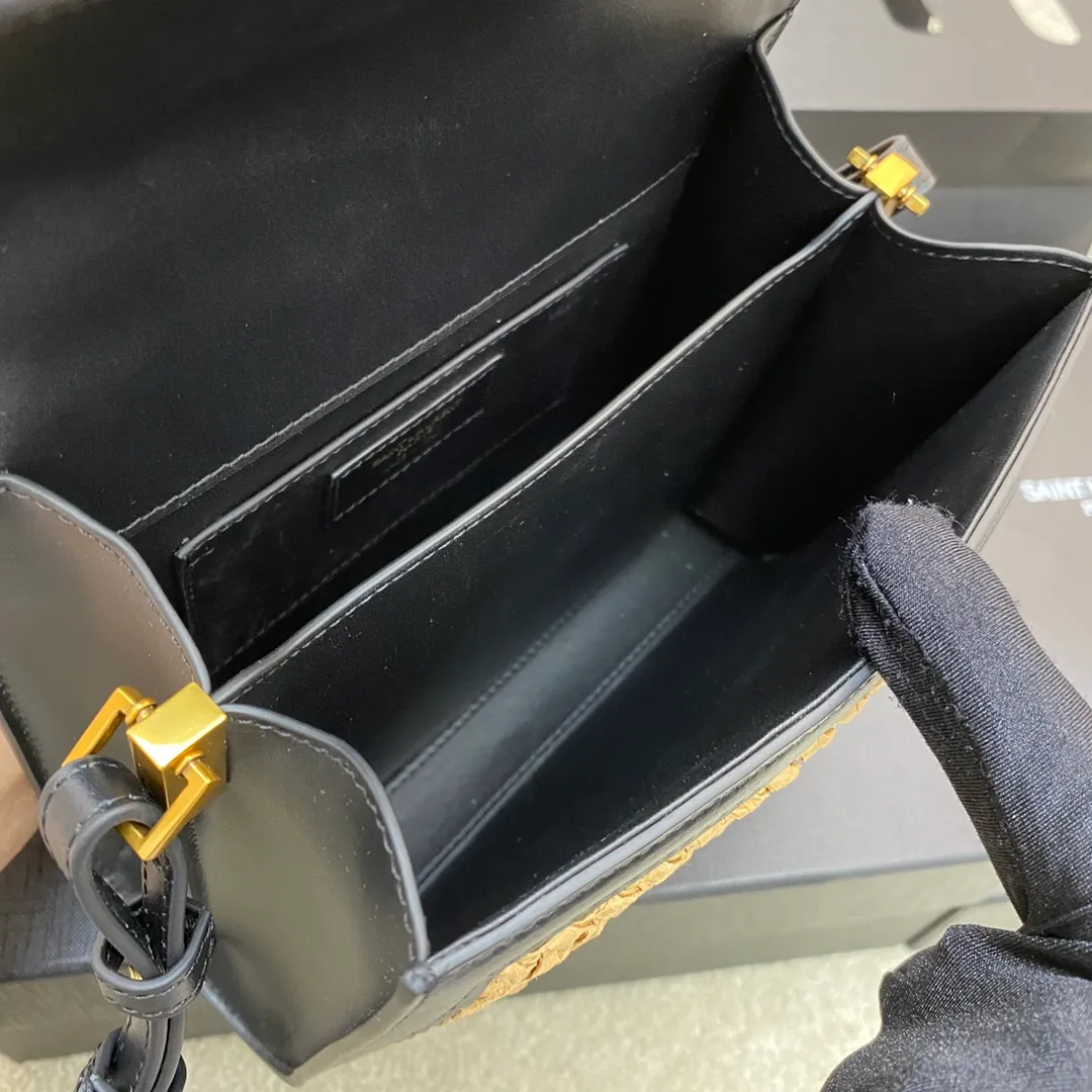 💰1560 woven black leather/gold 🌈The 2022 spring and summer counter strongly recommends the "Grass Weaving Series" 𝐂𝐚𝐬𝐬𝐚𝐧𝐝𝐫𝐚, genuine original cowhide grass weaving, let it accompany you to new heights! Y family's unique straw weave series, black is a very easy-to-match color, it can match your style. This summer, you will be more beautiful with it! Authentic quality, feel free to compare😎20230780 Model: 532753 [original leather] Size: 20x16x7.5cm