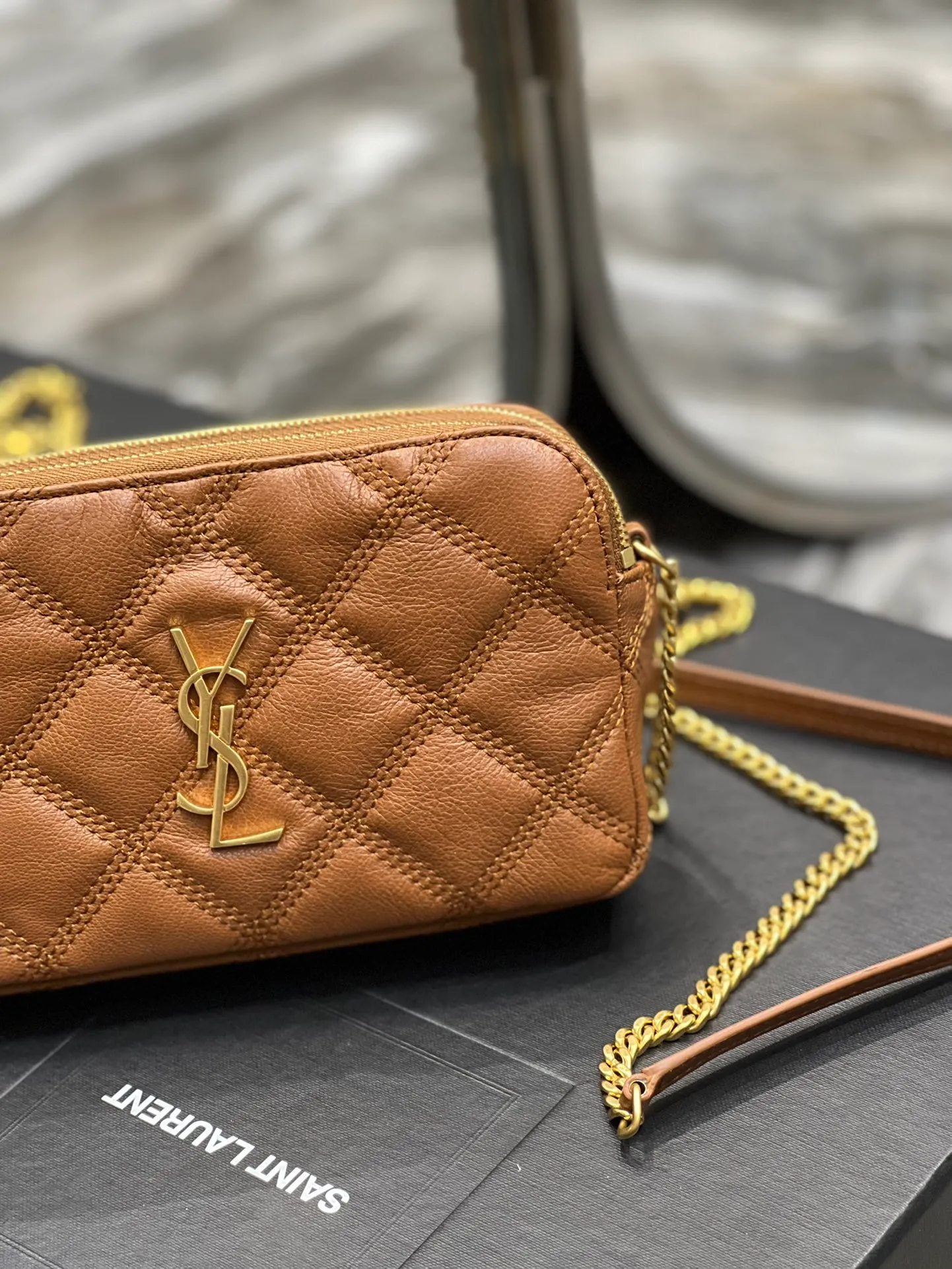 The latest BECKY diamond-shaped quilted double zipper clutch bag in the counter is made of original lambskin with a very delicate feel. It is matched with diamond-shaped quilting patterns and simple iconic logos. It is classic and versatile! The double zipper design is convenient for sorting and storing. The bag is quite light in weight and large enough to accommodate various types of mobile phones. It has 4 card slots inside, one for mobile phones and one for cards and sundries. You don’t even need to buy a card holder to use it and its performance is amazing! p1360 Size: 19x11x5cm Model: 608941