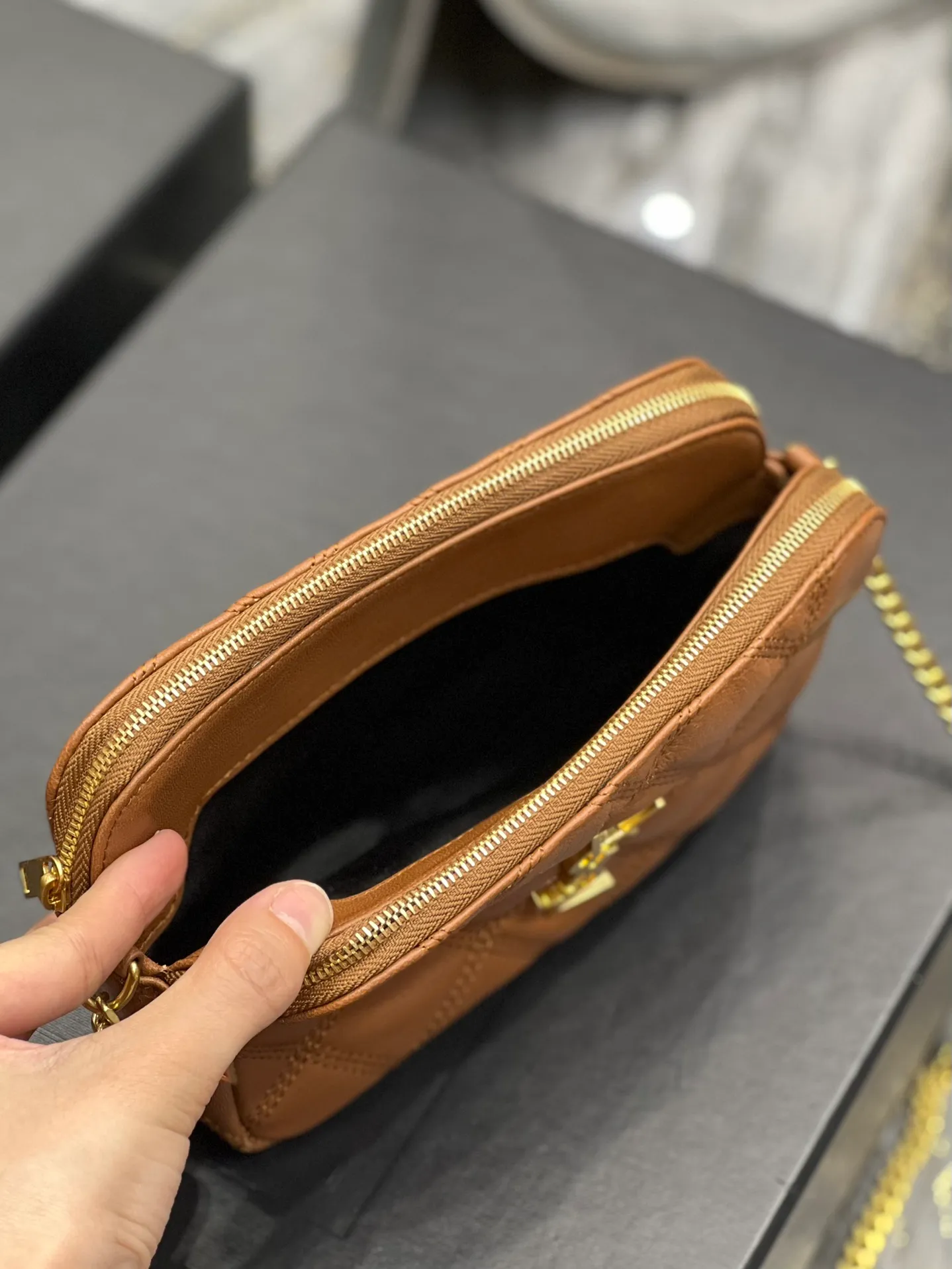 The latest BECKY diamond-shaped quilted double zipper clutch bag in the counter is made of original lambskin with a very delicate feel. It is matched with diamond-shaped quilting patterns and simple iconic logos. It is classic and versatile! The double zipper design is convenient for sorting and storing. The bag is quite light in weight and large enough to accommodate various types of mobile phones. It has 4 card slots inside, one for mobile phones and one for cards and sundries. You don’t even need to buy a card holder to use it and its performance is amazing! p1360 Size: 19x11x5cm Model: 608941