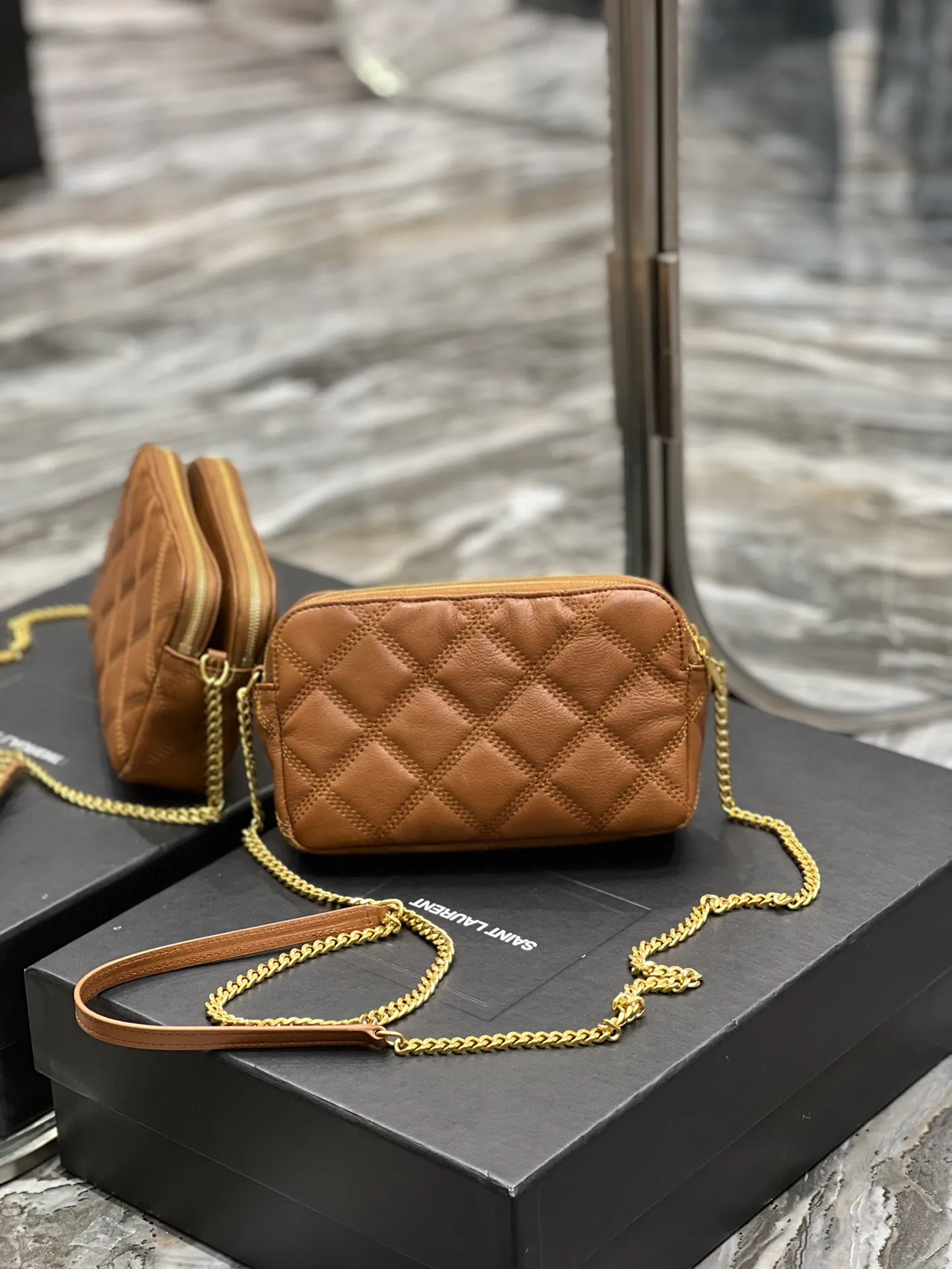 The latest BECKY diamond-shaped quilted double zipper clutch bag in the counter is made of original lambskin with a very delicate feel. It is matched with diamond-shaped quilting patterns and simple iconic logos. It is classic and versatile! The double zipper design is convenient for sorting and storing. The bag is quite light in weight and large enough to accommodate various types of mobile phones. It has 4 card slots inside, one for mobile phones and one for cards and sundries. You don’t even need to buy a card holder to use it and its performance is amazing! p1360 Size: 19x11x5cm Model: 608941