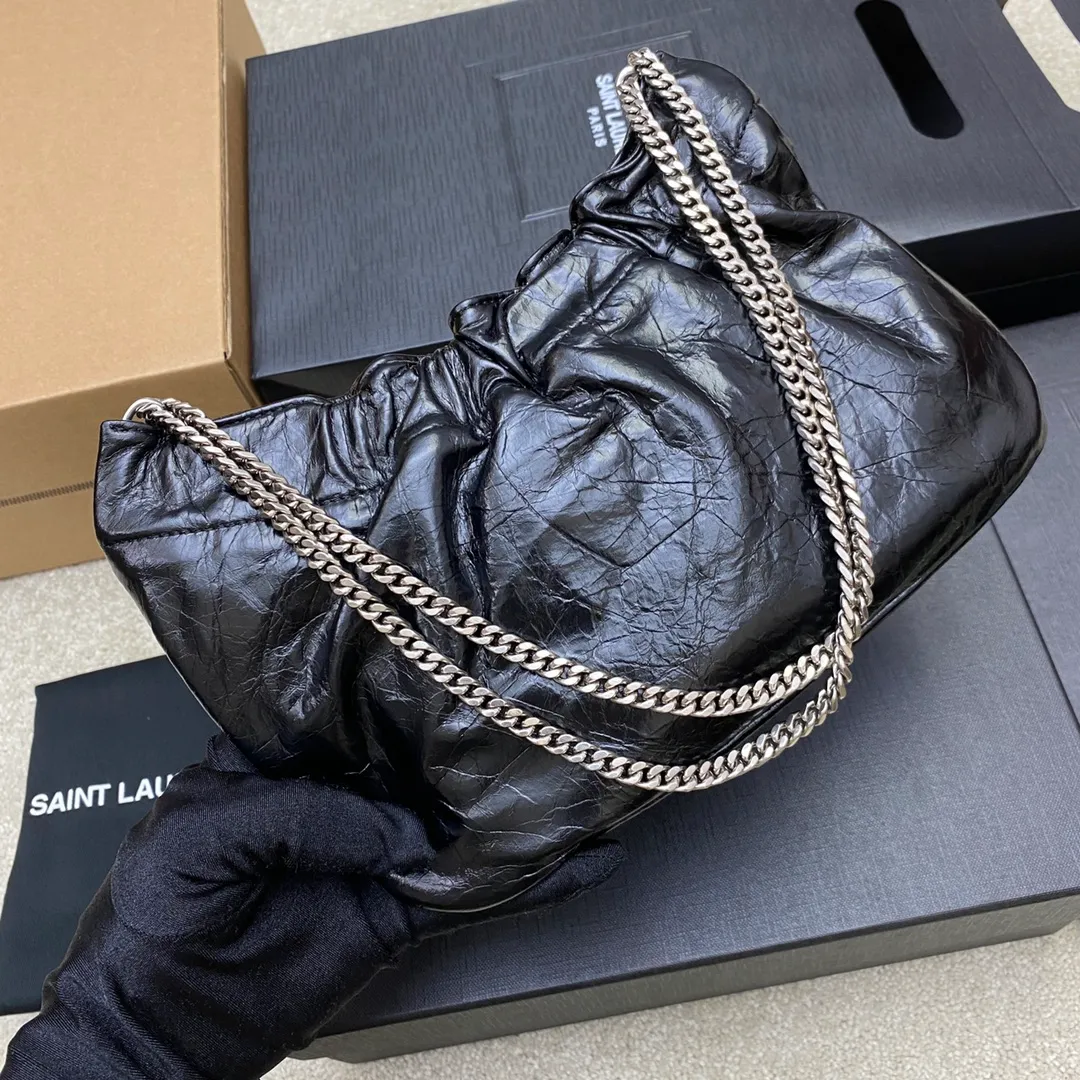 p1360 The top product in the market, waxed leather black/antique silver 🌈New cloud bag Mini leather shoulder bag cloud-shaped armpit bag/chain bag ☁The original leather has a unique leather fragrance, the leather is super soft, and it feels very comfortable to the touch🤗The lining is original lambskin, the overall design is retro and elegant, it looks good in the hand or on the shoulder, a must-have fashionable item👍20210680 Model: 681632 [original leather] Size: 24x14x4cm Shoulder strap length: 70cm