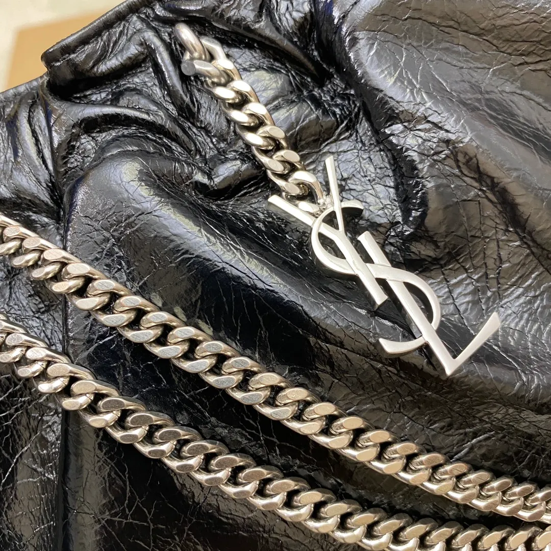 p1360 The top product in the market, waxed leather black/antique silver 🌈New cloud bag Mini leather shoulder bag cloud-shaped armpit bag/chain bag ☁The original leather has a unique leather fragrance, the leather is super soft, and it feels very comfortable to the touch🤗The lining is original lambskin, the overall design is retro and elegant, it looks good in the hand or on the shoulder, a must-have fashionable item👍20210680 Model: 681632 [original leather] Size: 24x14x4cm Shoulder strap length: 70cm