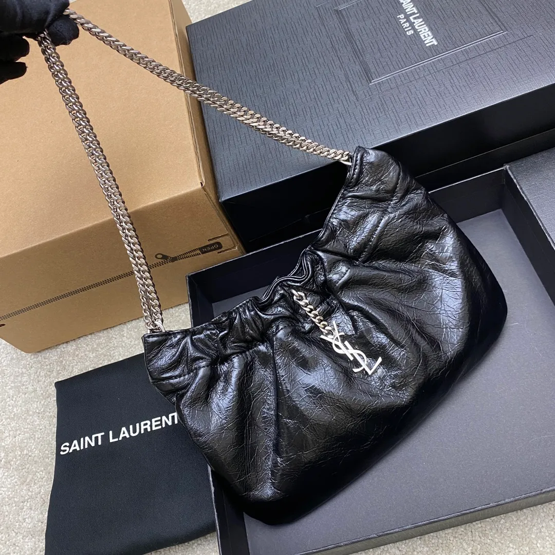 p1360 The top product in the market, waxed leather black/antique silver 🌈New cloud bag Mini leather shoulder bag cloud-shaped armpit bag/chain bag ☁The original leather has a unique leather fragrance, the leather is super soft, and it feels very comfortable to the touch🤗The lining is original lambskin, the overall design is retro and elegant, it looks good in the hand or on the shoulder, a must-have fashionable item👍20210680 Model: 681632 [original leather] Size: 24x14x4cm Shoulder strap length: 70cm