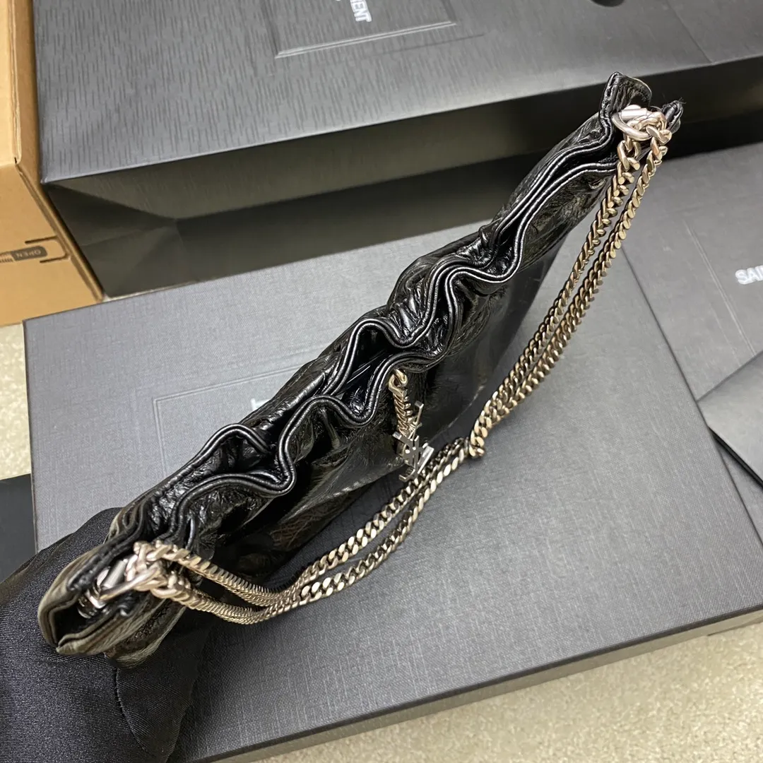 p1360 The top product in the market, waxed leather black/antique silver 🌈New cloud bag Mini leather shoulder bag cloud-shaped armpit bag/chain bag ☁The original leather has a unique leather fragrance, the leather is super soft, and it feels very comfortable to the touch🤗The lining is original lambskin, the overall design is retro and elegant, it looks good in the hand or on the shoulder, a must-have fashionable item👍20210680 Model: 681632 [original leather] Size: 24x14x4cm Shoulder strap length: 70cm