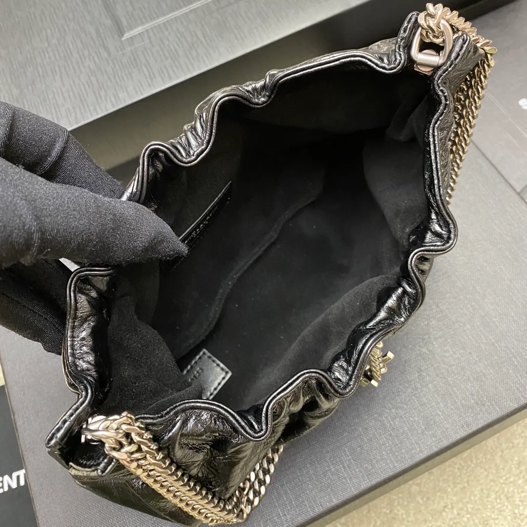 p1360 The top product in the market, waxed leather black/antique silver 🌈New cloud bag Mini leather shoulder bag cloud-shaped armpit bag/chain bag ☁The original leather has a unique leather fragrance, the leather is super soft, and it feels very comfortable to the touch🤗The lining is original lambskin, the overall design is retro and elegant, it looks good in the hand or on the shoulder, a must-have fashionable item👍20210680 Model: 681632 [original leather] Size: 24x14x4cm Shoulder strap length: 70cm