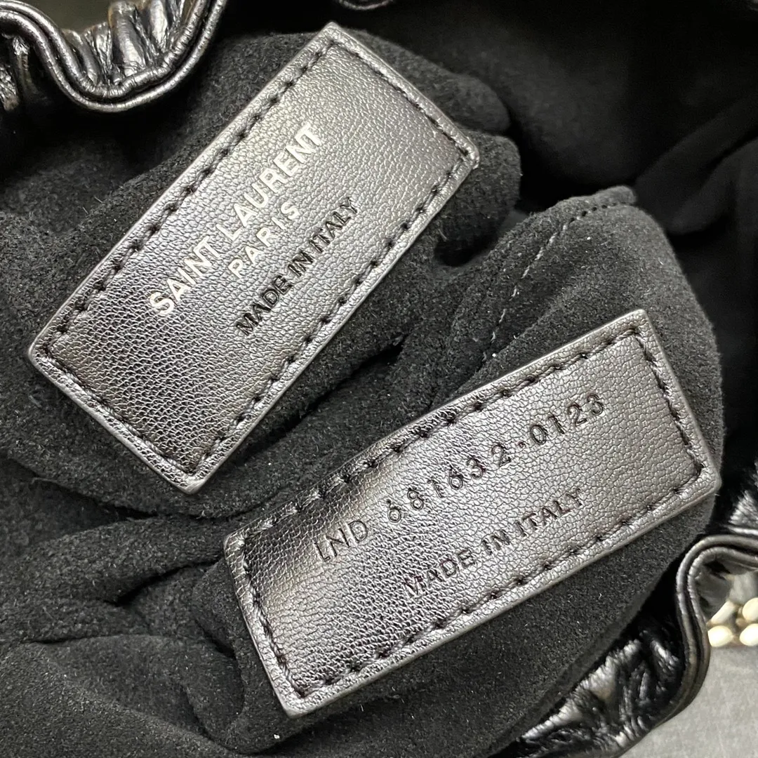 p1360 The top product in the market, waxed leather black/antique silver 🌈New cloud bag Mini leather shoulder bag cloud-shaped armpit bag/chain bag ☁The original leather has a unique leather fragrance, the leather is super soft, and it feels very comfortable to the touch🤗The lining is original lambskin, the overall design is retro and elegant, it looks good in the hand or on the shoulder, a must-have fashionable item👍20210680 Model: 681632 [original leather] Size: 24x14x4cm Shoulder strap length: 70cm