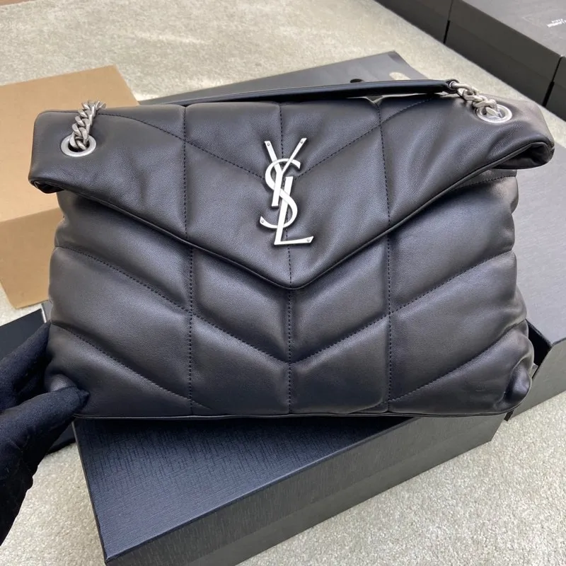 Black sheepskin/silver hardware 🌈𝑳𝑶𝑼𝑳𝑶𝑼 𝑷𝑼𝑭𝑭𝑬𝑹 Large quilted lambskin bag, made of genuine genuine leather, feels soft and delicate, like embracing clouds☁️; the classic Y family logo, chain and buttonhole hardware are all made of Barkin matte silver hardware. The opening of the bag is folded and sealed with a magnetic snap buckle, which has first-class sealing and safety👍20210900 Size: 35*23*13.5cm Model: 577475 [original leather]