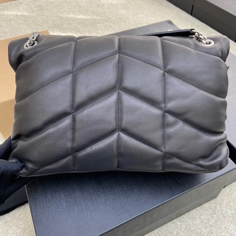 Black sheepskin/silver hardware 🌈𝑳𝑶𝑼𝑳𝑶𝑼 𝑷𝑼𝑭𝑭𝑬𝑹 Large quilted lambskin bag, made of genuine genuine leather, feels soft and delicate, like embracing clouds☁️; the classic Y family logo, chain and buttonhole hardware are all made of Barkin matte silver hardware. The opening of the bag is folded and sealed with a magnetic snap buckle, which has first-class sealing and safety👍20210900 Size: 35*23*13.5cm Model: 577475 [original leather]